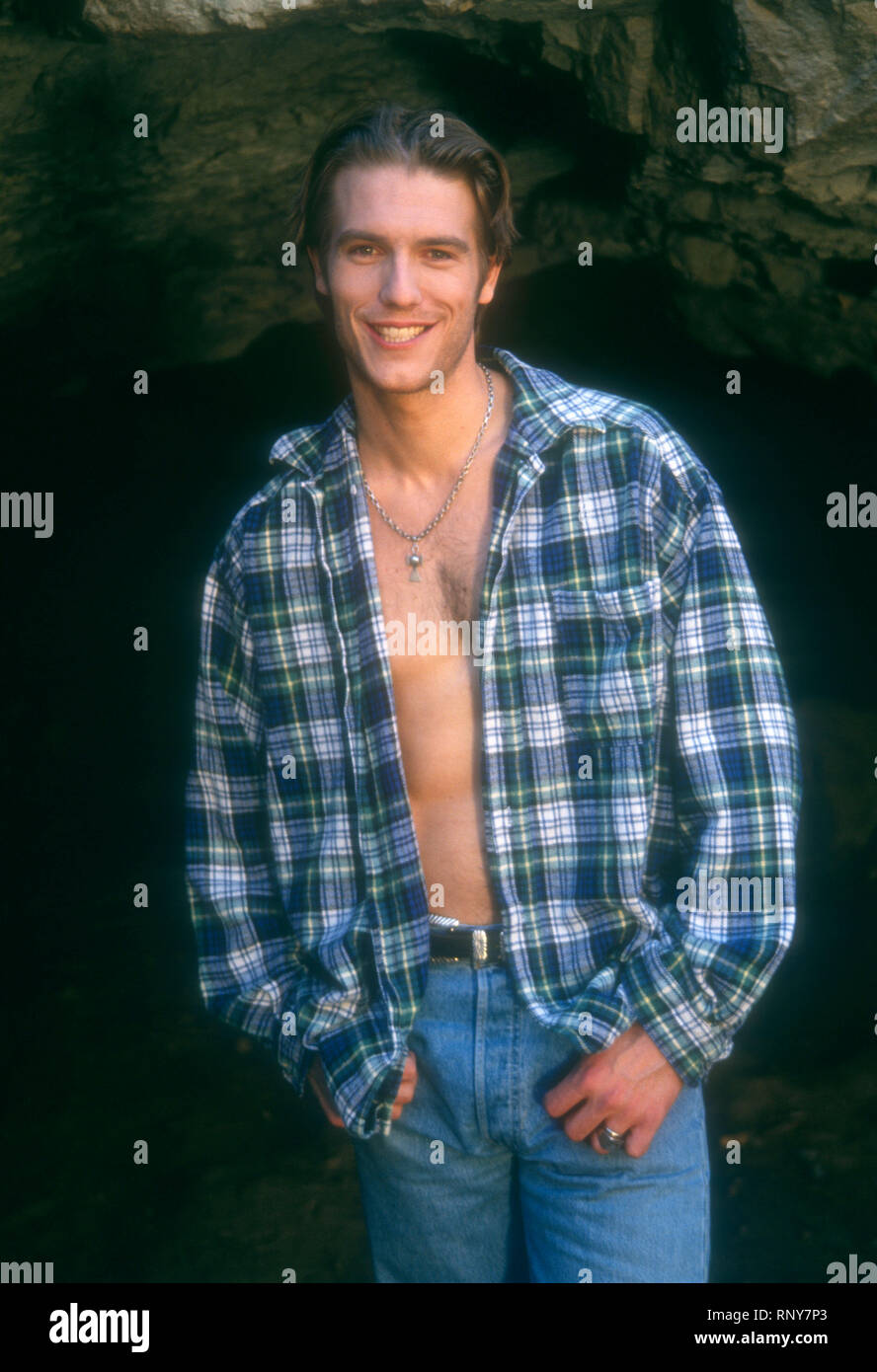 LOS ANGELES, CA - gennaio 12: (esclusiva) attore Michael Vartan pone a scattare una foto su gennaio 12, 1994 a Los Angeles, California. Foto di Barry re/Alamy Stock Photo Foto Stock