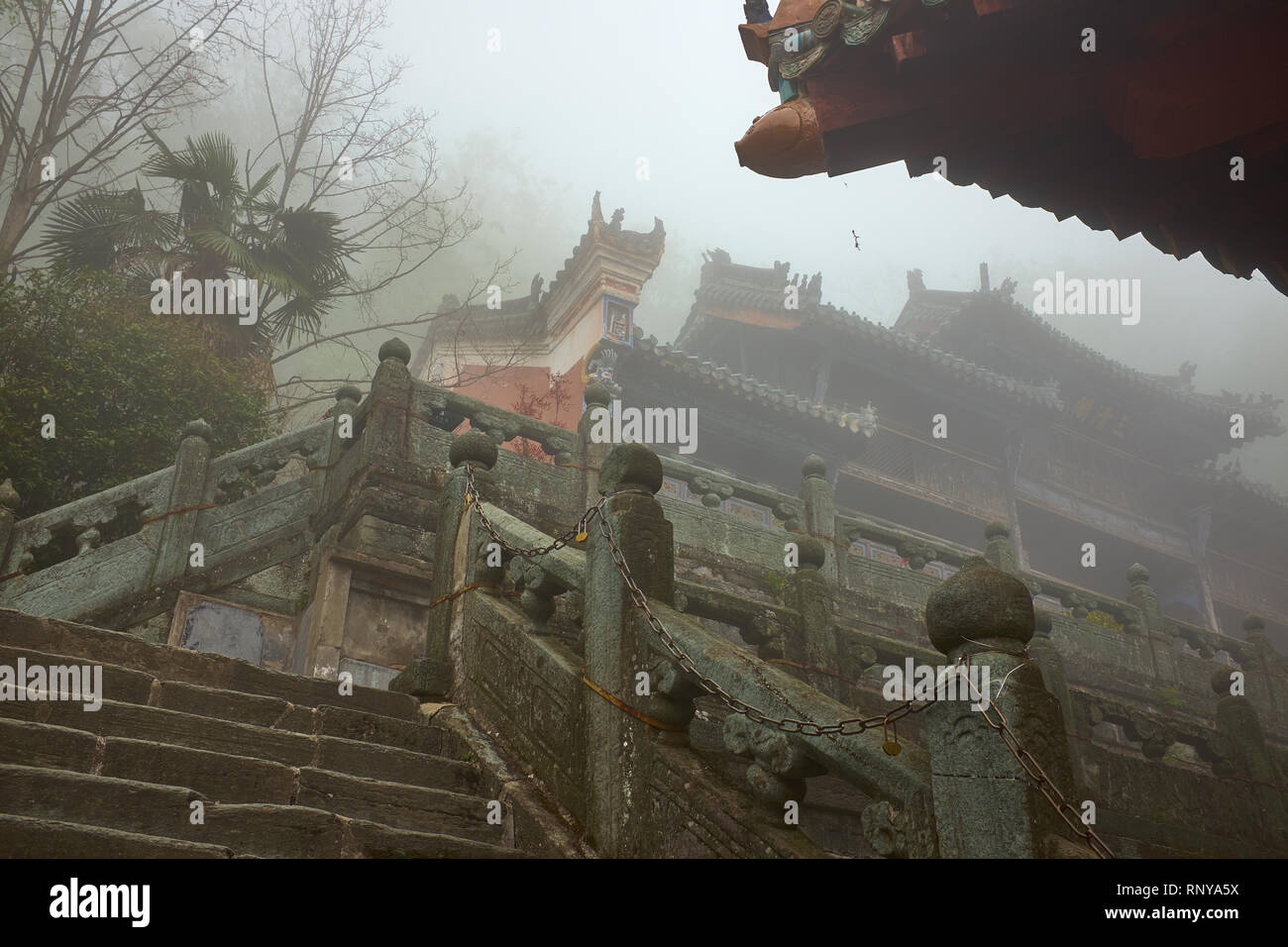 La nebbia di mattina e antico tempio kungfu in montagna Wudangshan Cina. Questo tempio rimanere su una parete di montagna. Molto bella e tranquilla. Foto Stock