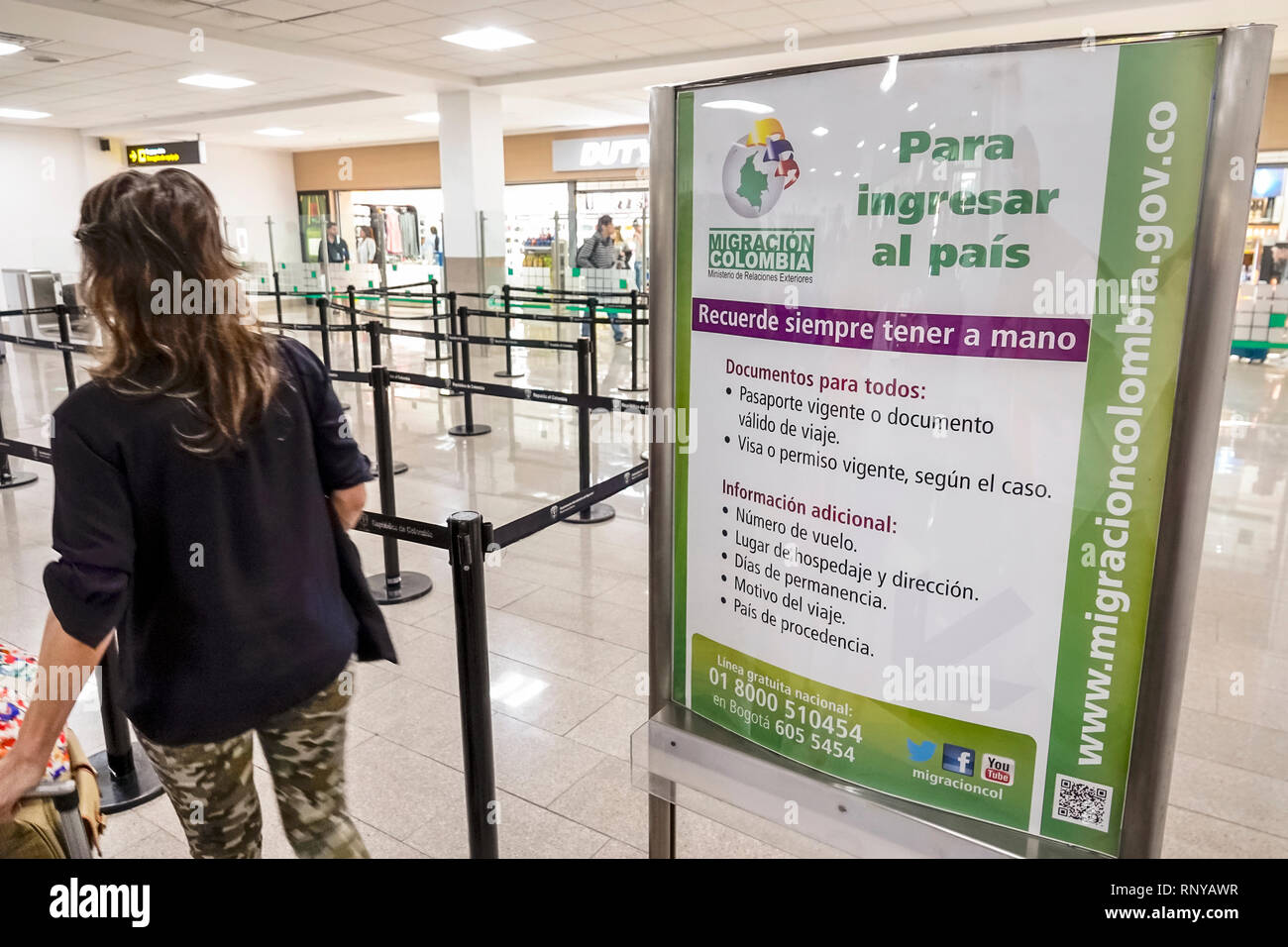 Cartagena Colombia, Aeropuerto Internacional Rafael Nunez Aeroporto, interno, terminal, controllo immigrazione doganale passaporto, lingua spagnola, cartello, a Foto Stock