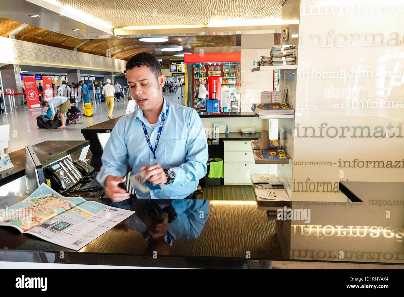 Cartagena Colombia,Aeropuerto Internacional Rafael Nunez Aeroporto,interno,terminal,sportello informazioni ispano,uomo maschio,giovane adulto,mappa,visita Foto Stock