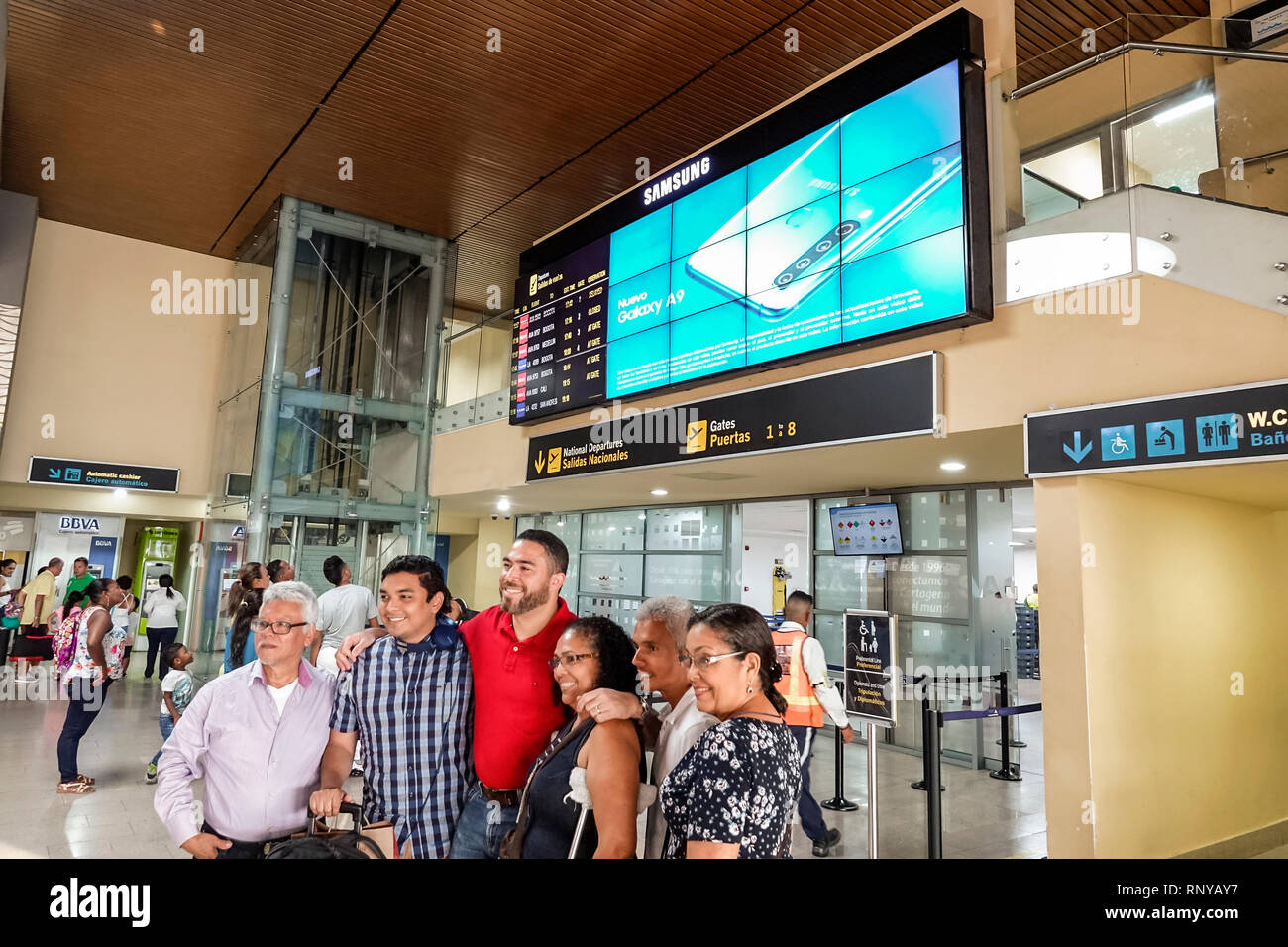 Cartagena Colombia,Aeropuerto Internacional Rafael Nunez Aeroporto,interno,terminal,porte di partenza,uomo etnico ispanico maschile,donna femminile WO Foto Stock