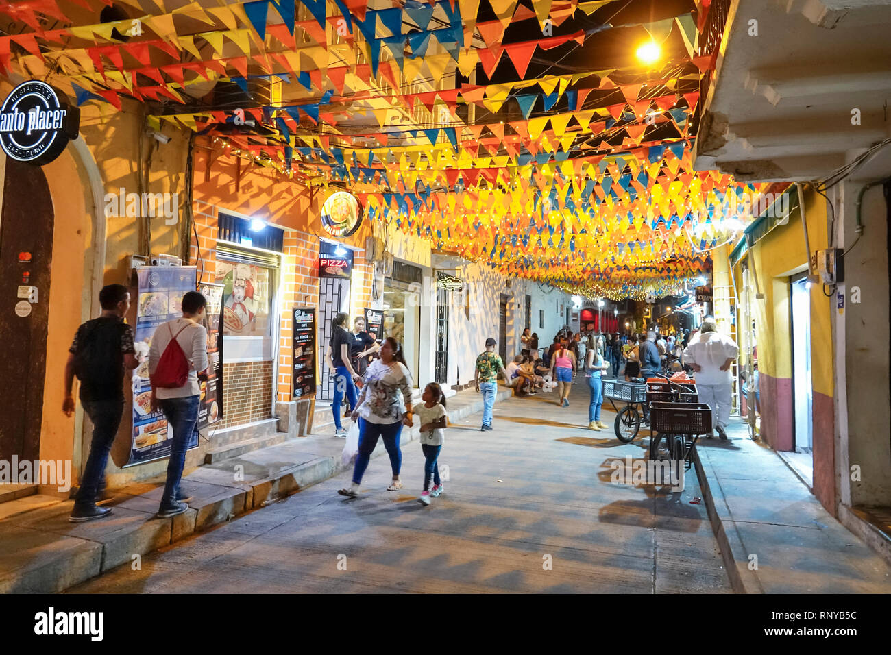Cartagena Colombia,Centro,centro,Getsemani,notte crepuscolo,residenti ispanici,Calle San Andres,bandiere colorate,pedoni,passeggini Foto Stock