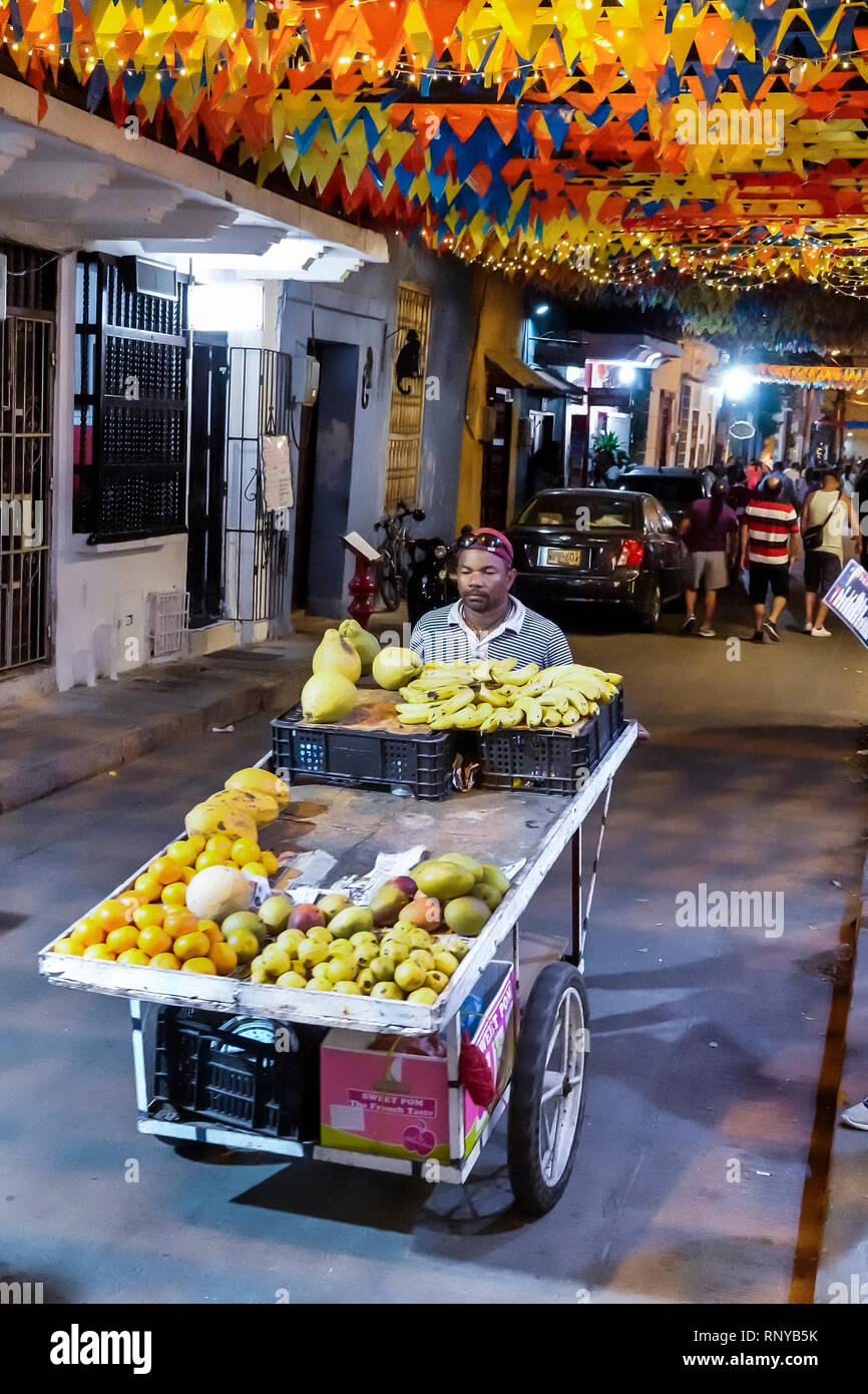 Cartagena Colombia,Centro,centro,Getsemani,notte crepuscolo,residenti ispanici,Calle San Andres,bandiere colorate,Caraibi africani neri Foto Stock