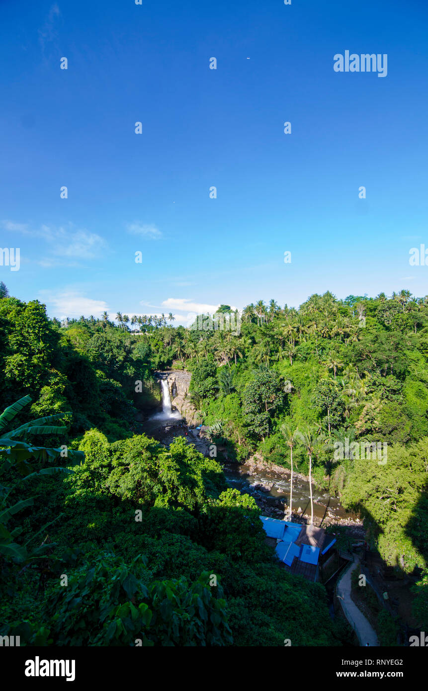 Tegenungan cascata dalla collina con il blu del cielo sopra il villaggio Kemenuh, Sukawati, Gianyar, Bali, Indonesia Foto Stock