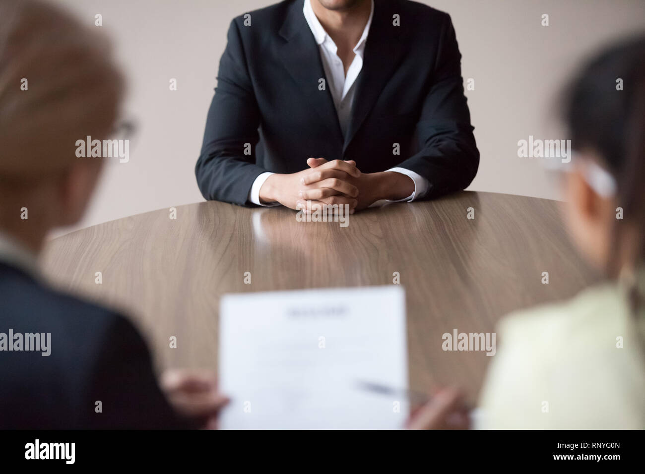 Il colloquio di lavoro concetto, African maschio richiedente lavoro parlando di reclutatori Foto Stock