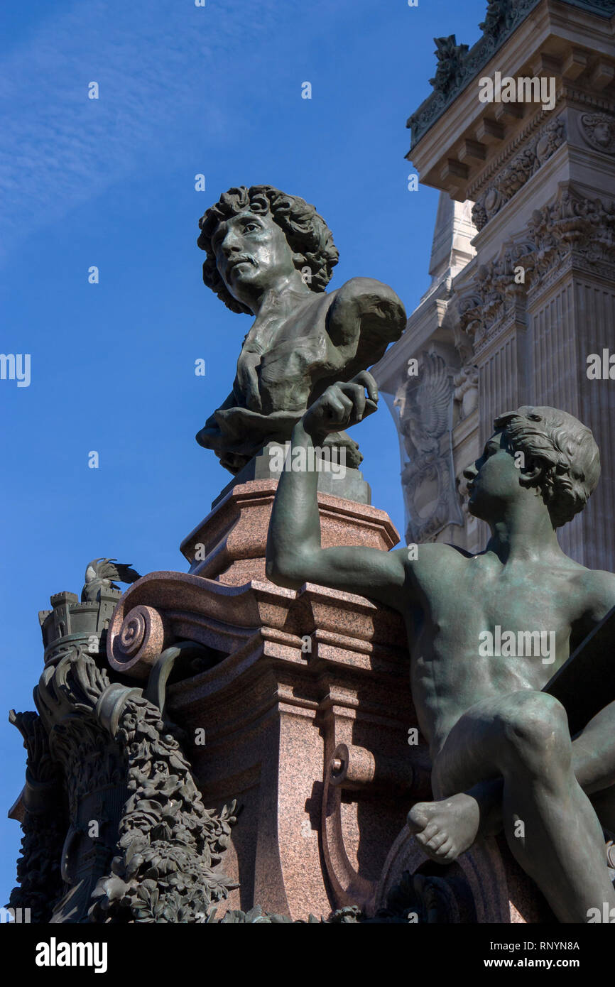 Monumento a Charles Garnier al di fuori del Palais Garnier, Parigi, Francia Foto Stock
