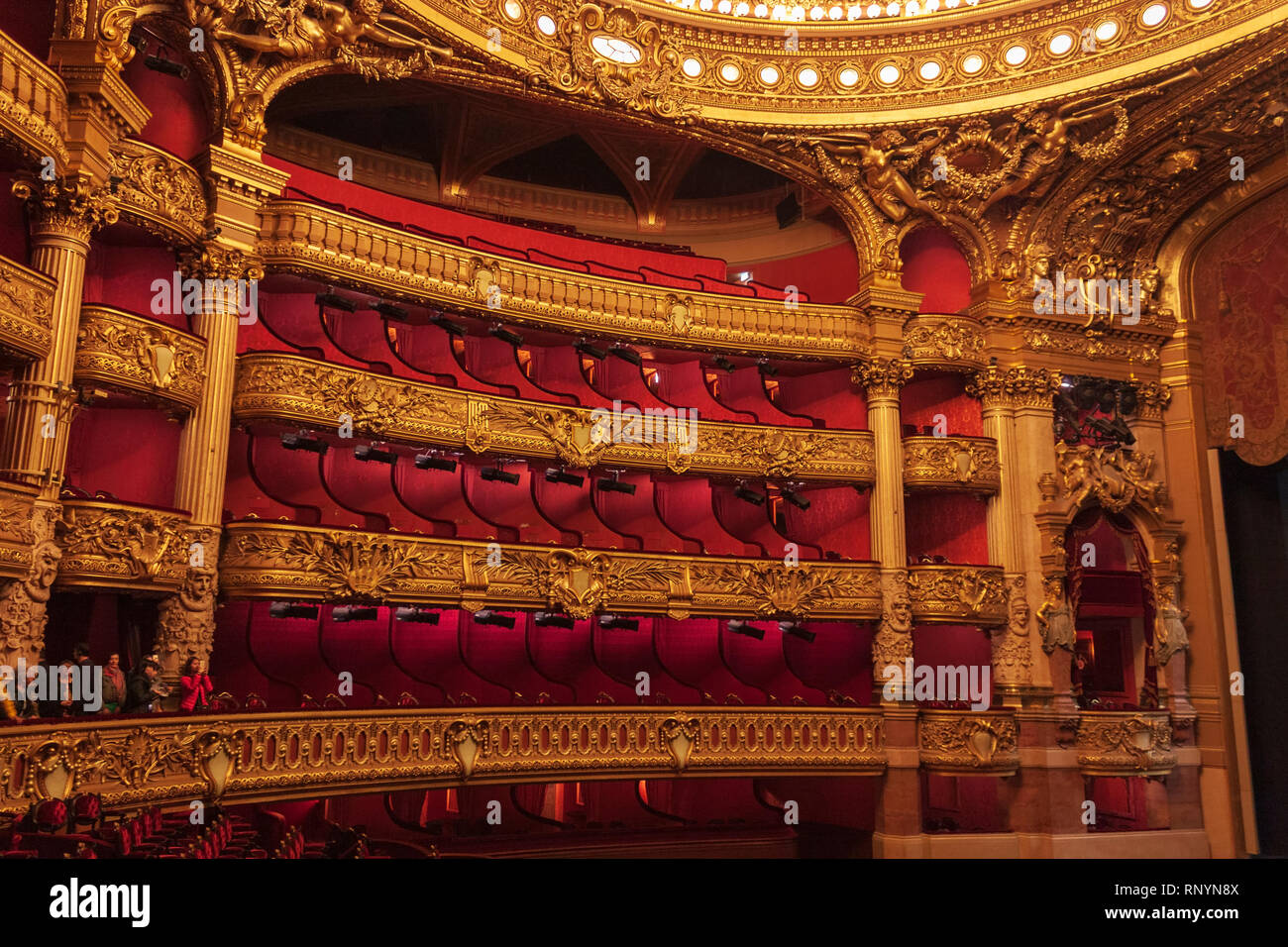 Posti a sedere presso il Palais Garnier (aka Opera Garnier), Parigi, Francia Foto Stock