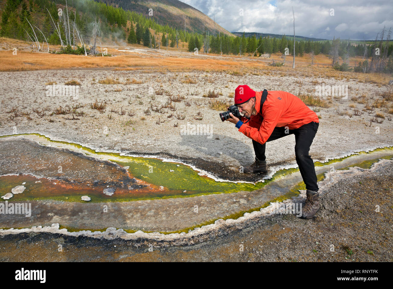 WY03836-00...WYOMING - Tom Kirkendall fotografare il runoff da una primavera calda nel gruppo rustico area del cuore del lago area termale nel backco Foto Stock