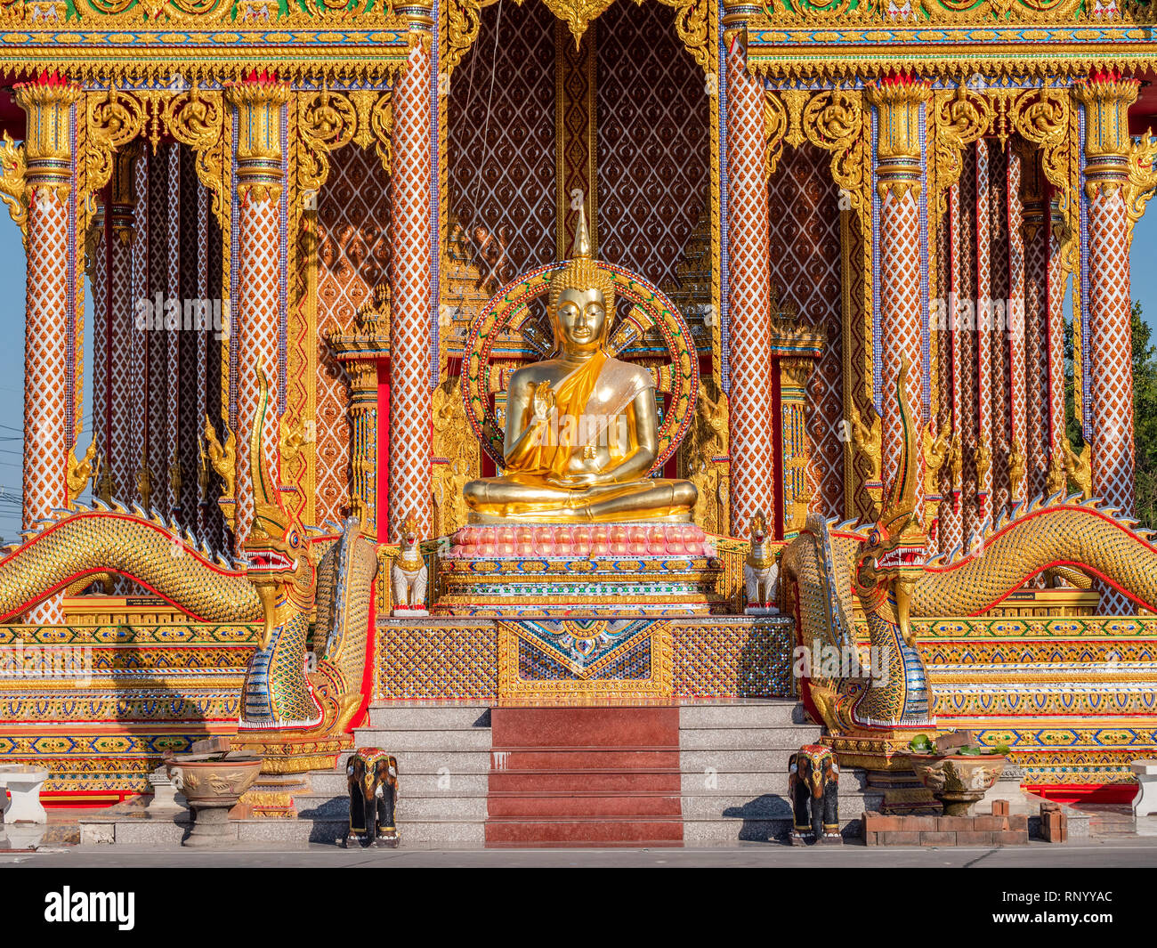 Huai Wat Yai, un tempio buddista con un golden immagine del Buddha di fronte ad esso in Huai Yai, vicino alla città di Pattaya in Chonburi, Thailandia. Foto Stock