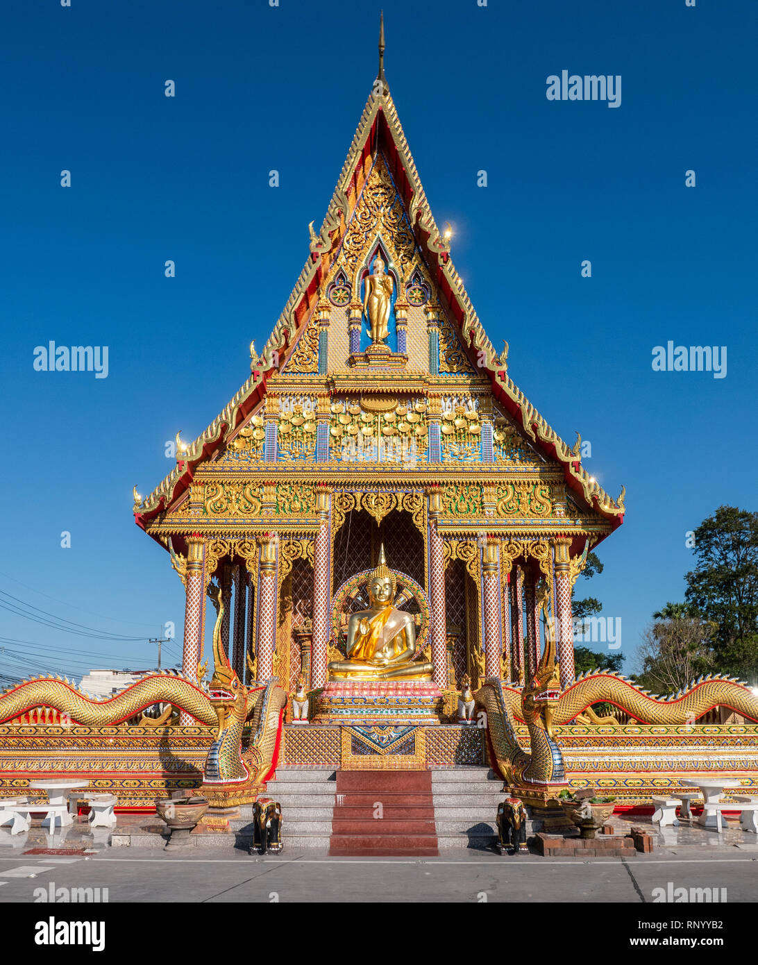 Huai Wat Yai, un tempio buddista con un golden immagine del Buddha di fronte ad esso in Huai Yai, vicino alla città di Pattaya in Chonburi, Thailandia. Foto Stock