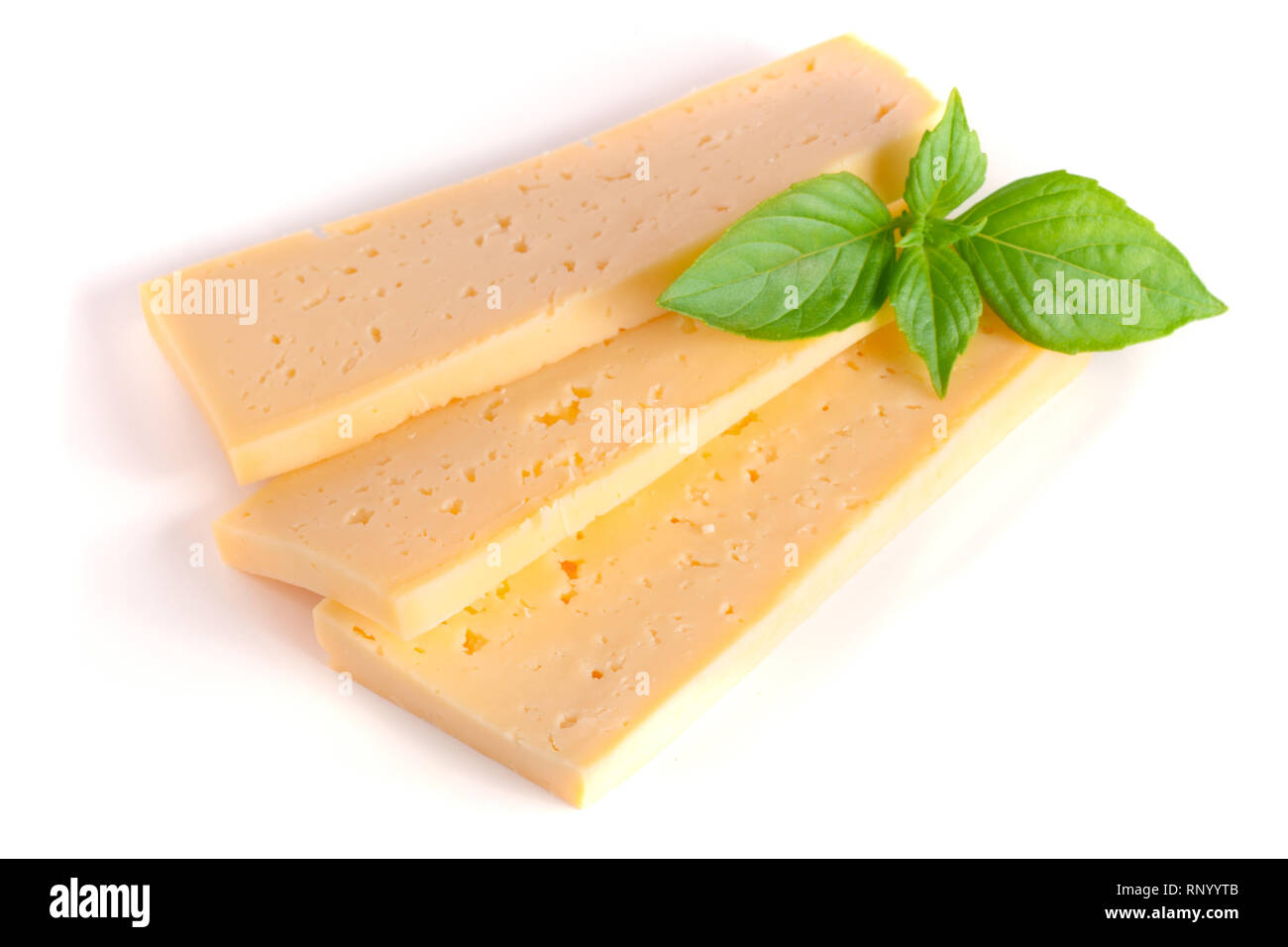 Formaggio con foglie di basilico isolati su sfondo bianco. Foto Stock