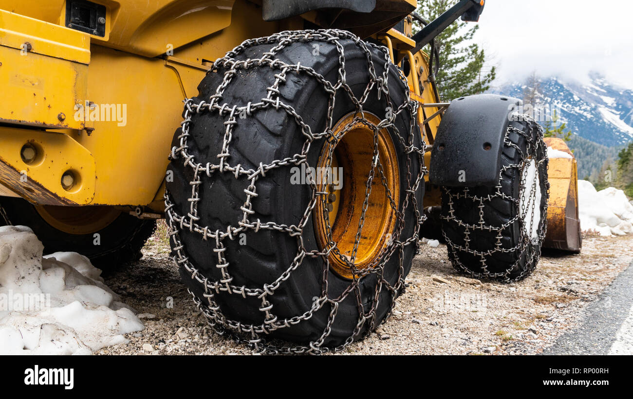 Catene da neve su ruote immagini e fotografie stock ad alta risoluzione -  Alamy