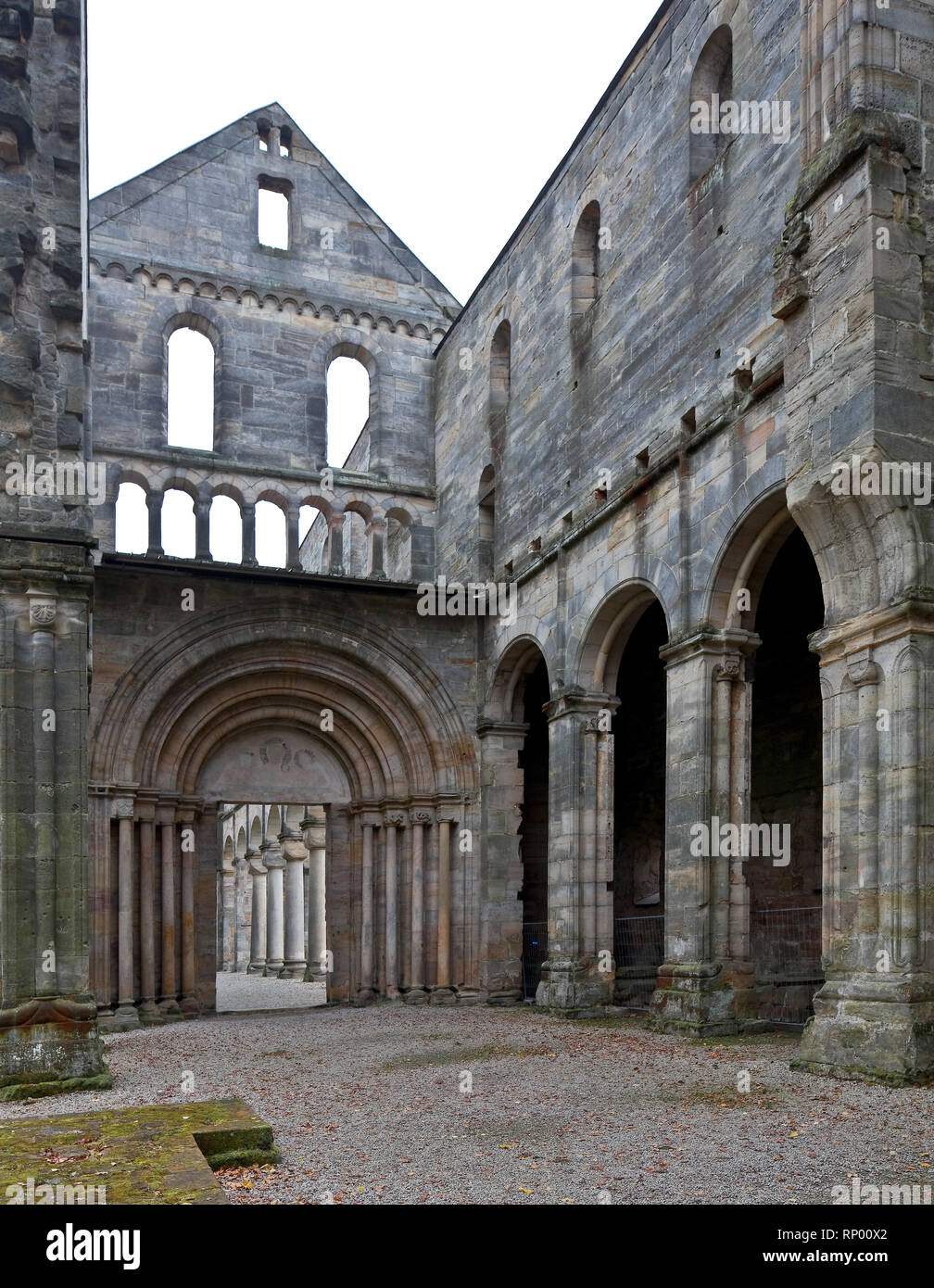 Paulinzella ThŸringen Klosterruine 73027 Hauptbauzeit 1105-24 seit 16-17 Jh Ruine Vorkirche und Westwand der Klosterkirche mit Hauptportal und Arkaden Foto Stock