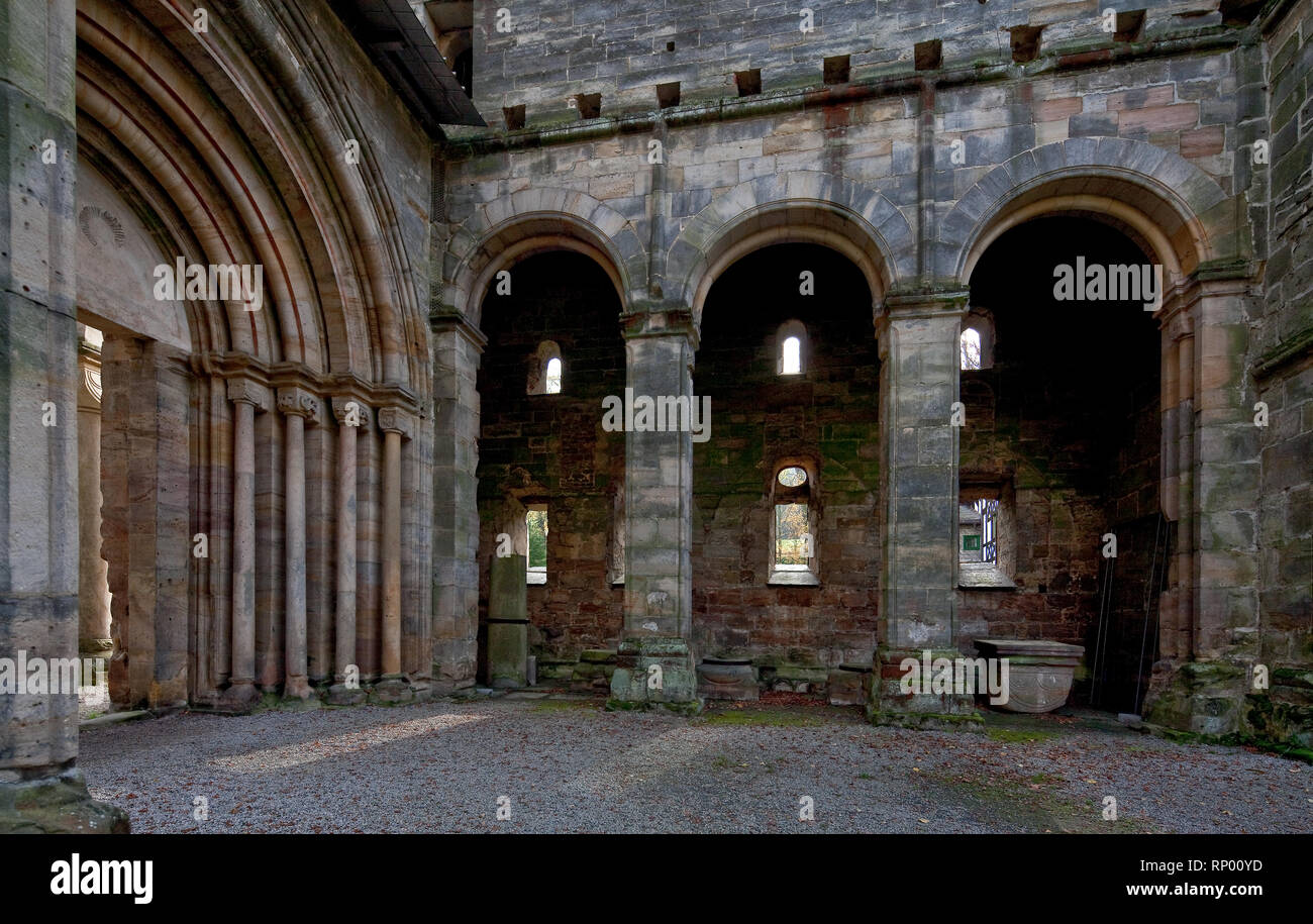 Paulinzella ThŸringen Klosterruine 73068 Hauptbauzeit 1105-24 seit 16-17 Jh Ruine Vorkirche Blick nach SŸden links Hauptportal der Klosterkirche Foto Stock