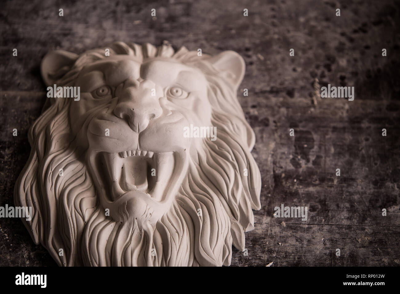 Creazione di scultura da intonaco. Testa di leone. Workshop di gesso. Attrezzaggio. Foto Stock