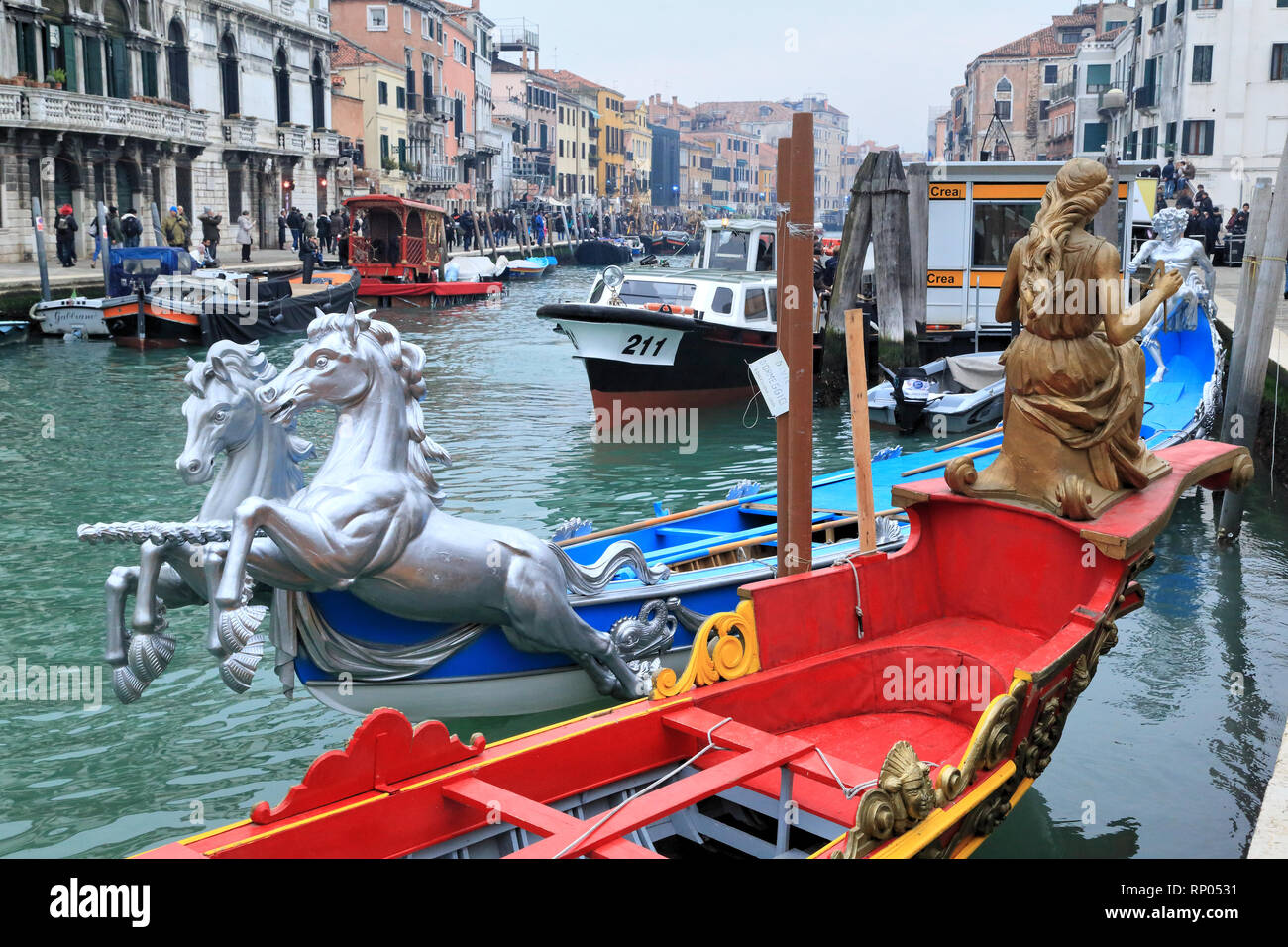 Bissone Cavalli (cavalli) barca della Regata Storica di Venezia a carnevale acqua mostrano 2018 Foto Stock