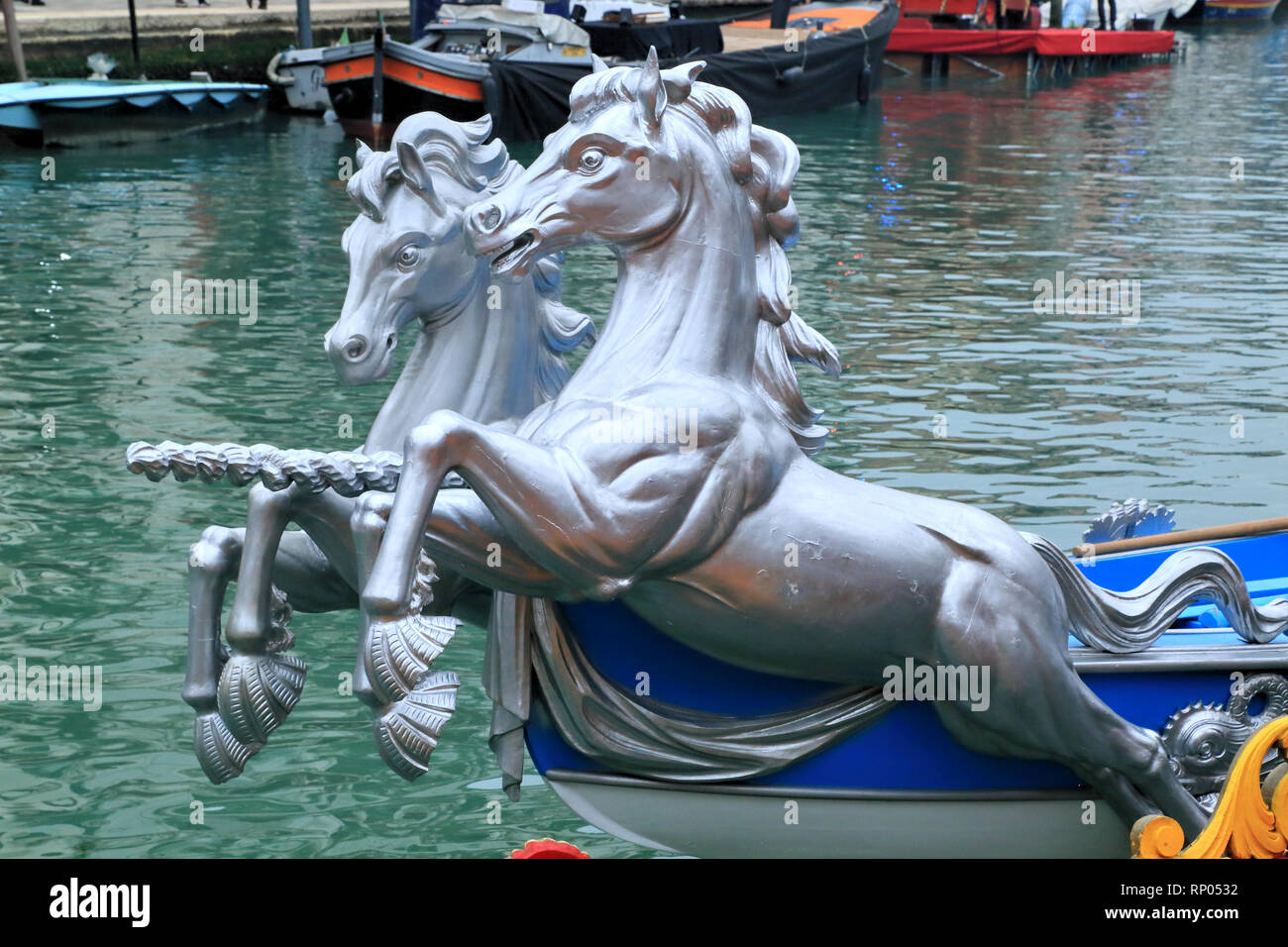 Bissone Cavalli (cavalli) barca della Regata Storica di Venezia a carnevale acqua mostrano 2018 Foto Stock