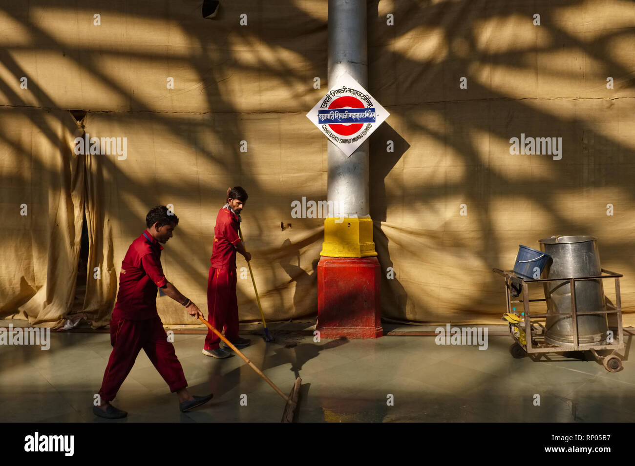 Pulitori al lavoro al Chhatrapati Shivaji Maharaj Terminus (CSMT), Mumbai, India, in corrispondenza di una sezione ripartita durante un rinnovo Foto Stock