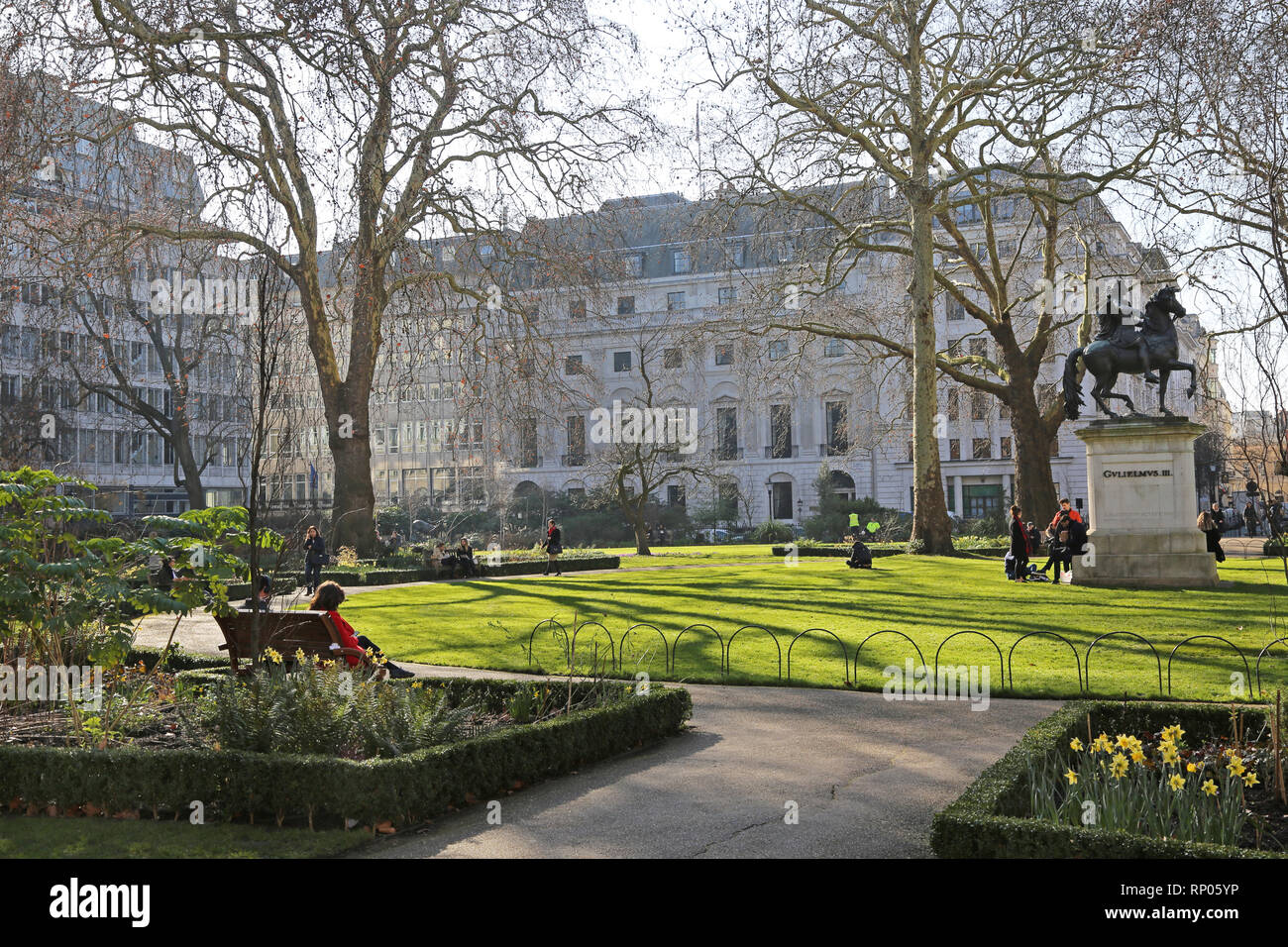 Soleggiato, giornata invernale a St James's Square, Londra. Mostra gli edifici in stile georgiano e William III statua. Foto Stock