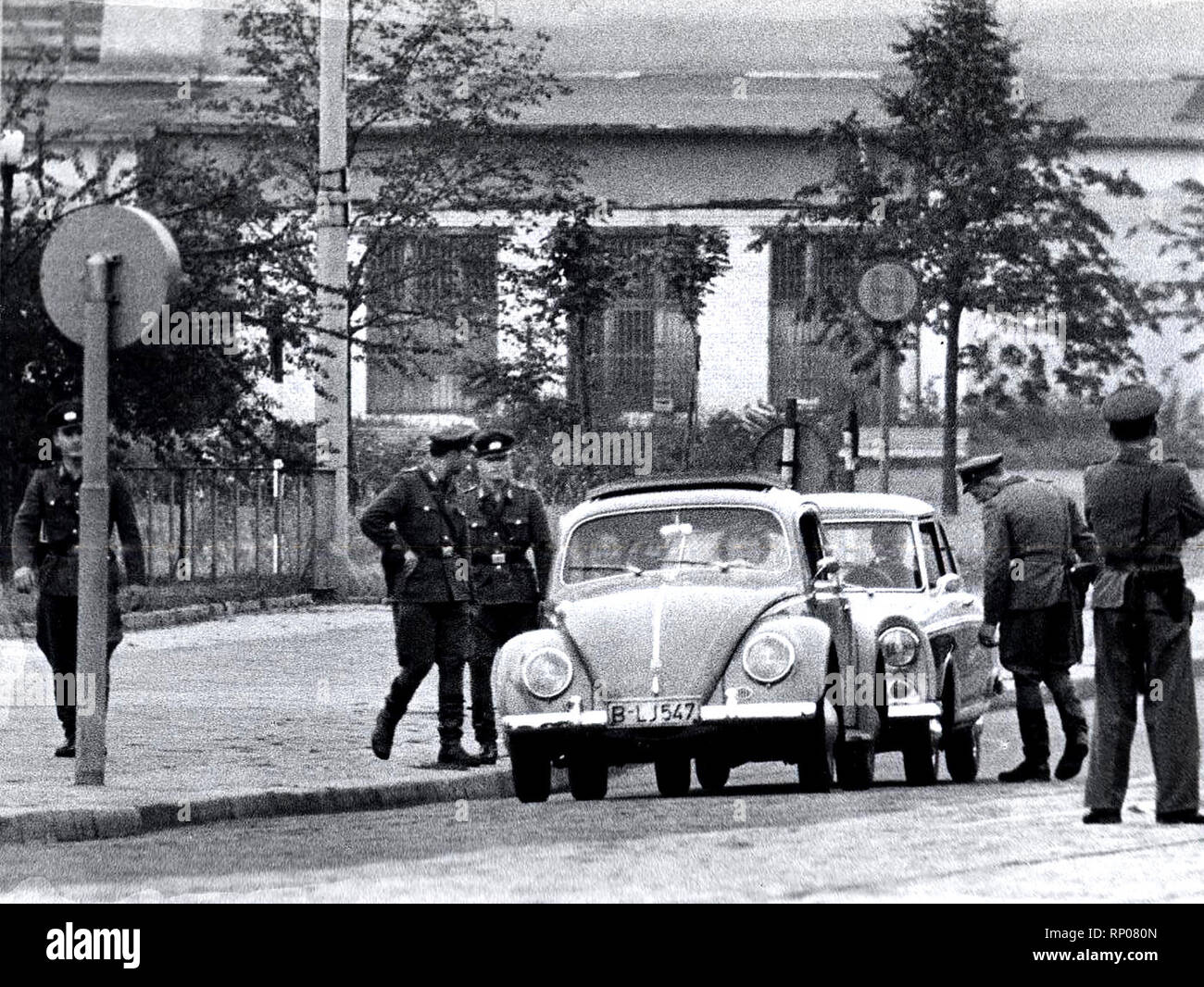 8/1961 Est tedesche di guardia del punto di controllo del Potsdamer Platz per limitare il movimento di Oriente i berlinesi che lavorano nel settore occidentale Foto Stock