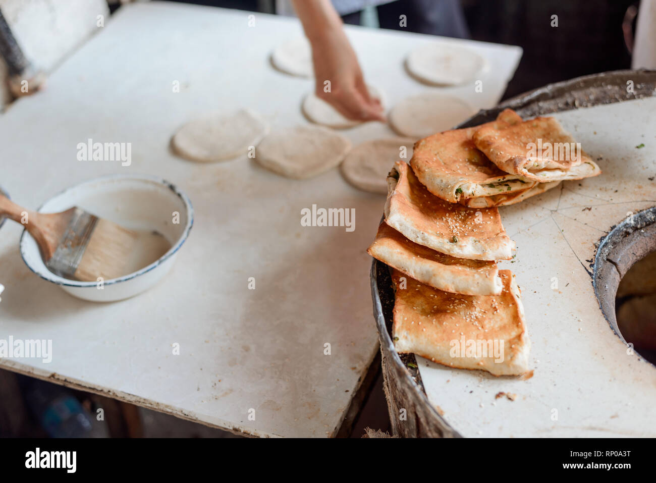 Pane appena sfornato fatturati con lo scalogno Foto Stock