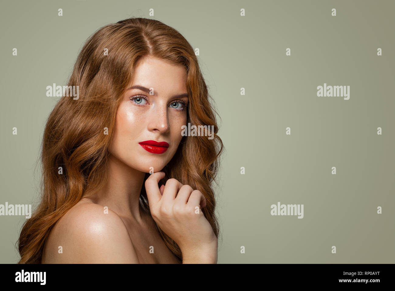 Ritratto di bella ragazza redhead in posa. Dai capelli rossi donna con naturale pelle sana con lentiggini Foto Stock