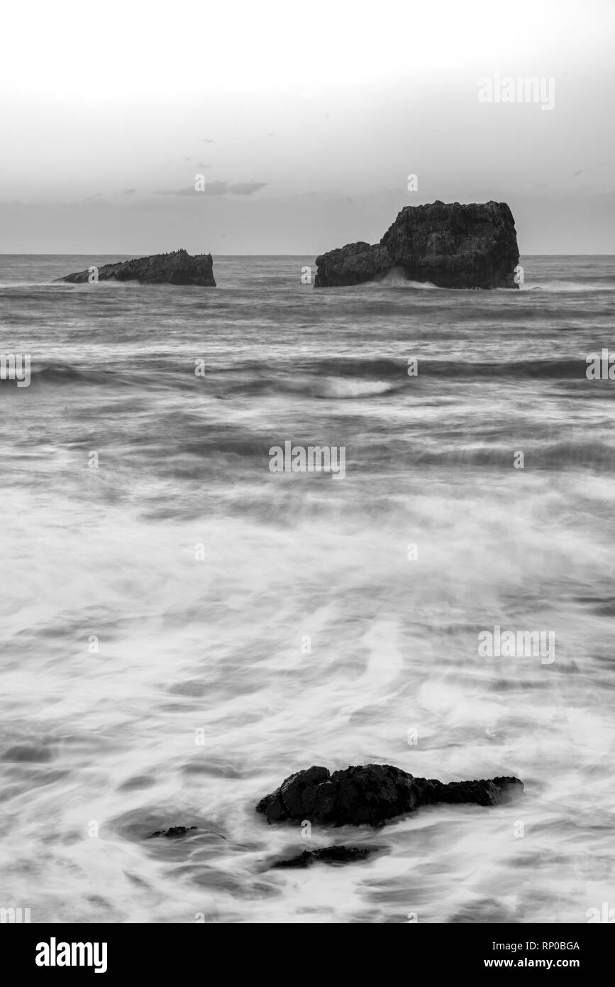 San Simeone, California - una lunga esposizione delle pile di mare durante un sunrise lungo la costa del Pacifico. Foto Stock