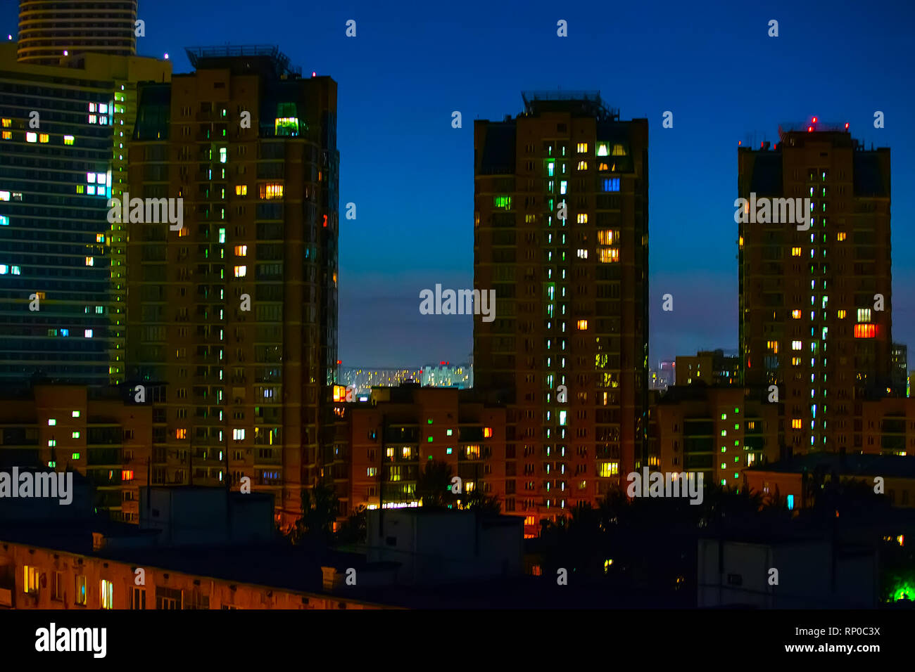 Moderno ed alto edifici residenziali di notte Foto Stock