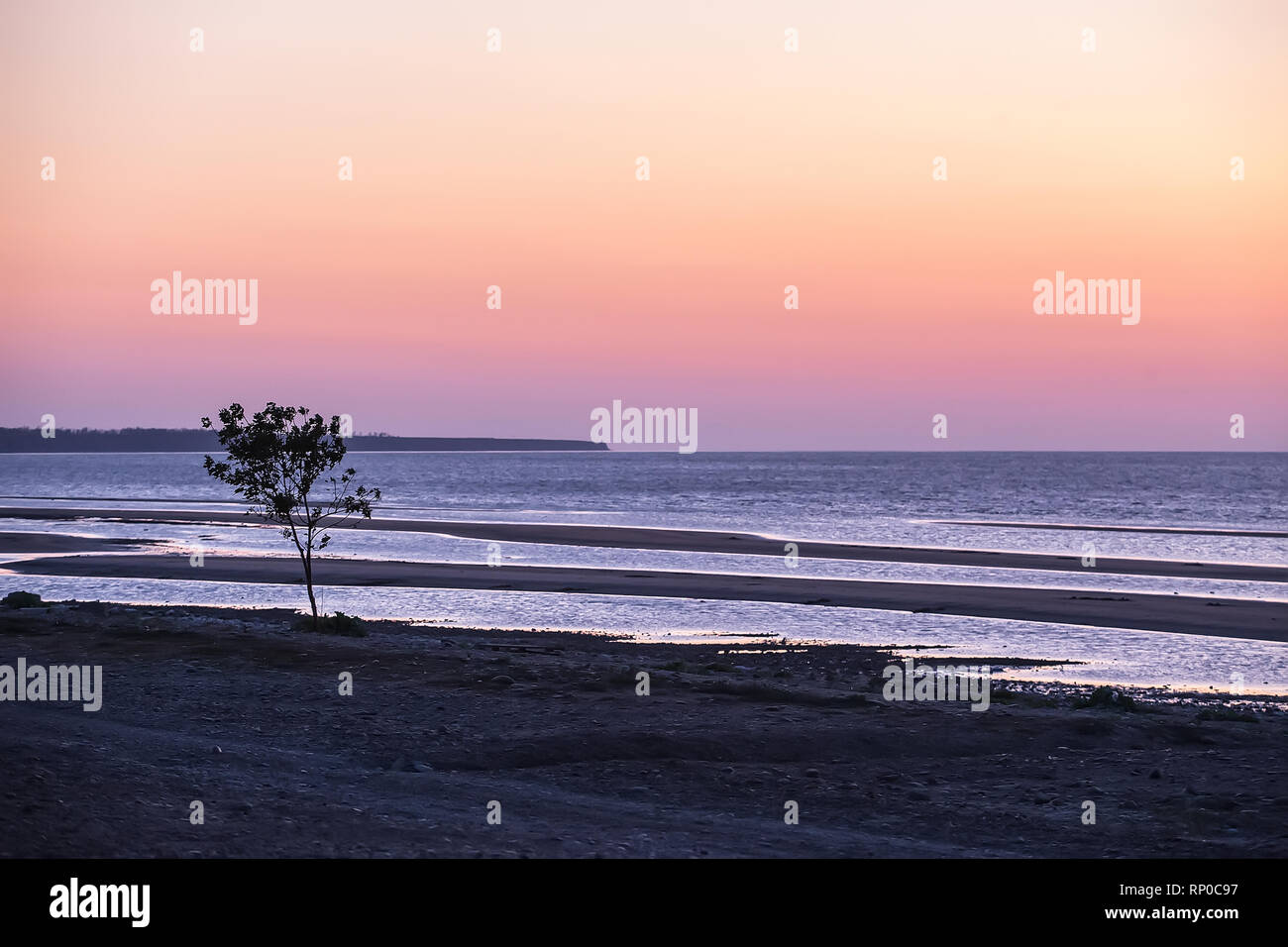 Tramonto sul mare. Giallo,arancione e viola del tramonto. Foto Stock
