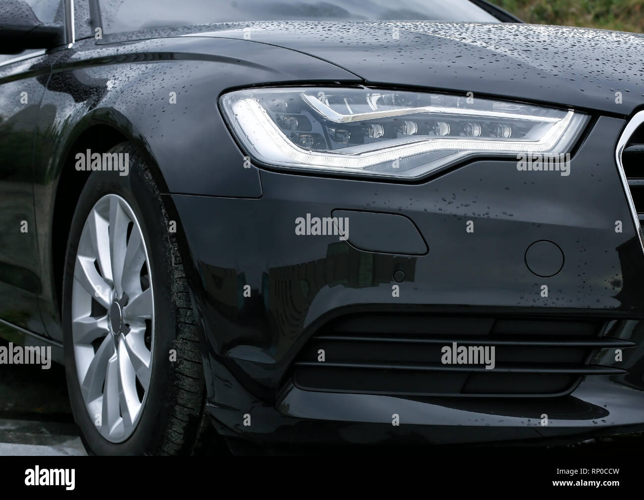 Il faro di moderne auto di prestigio da vicino Foto Stock