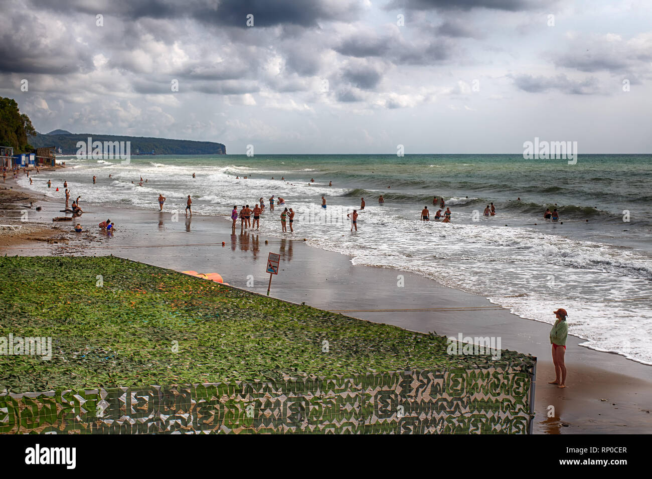 Resort di russo. Golden Sands Beach. 16.09.2018 21.32 pm facile la tempesta consente di vacanzieri a nuotare. Divieto di segno di nuoto in russo. Foto Stock