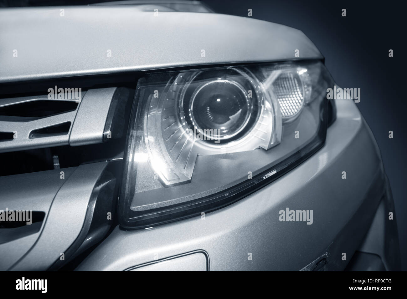 Il faro di moderne auto di prestigio closeup Foto Stock