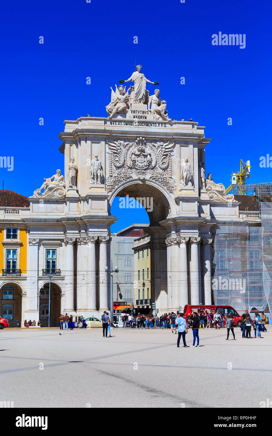 Lisbona, Portogallo - 27 Marzo 2018: Praca do Comercio o piazza del commercio con la Rua Augusta Arch e persone Foto Stock