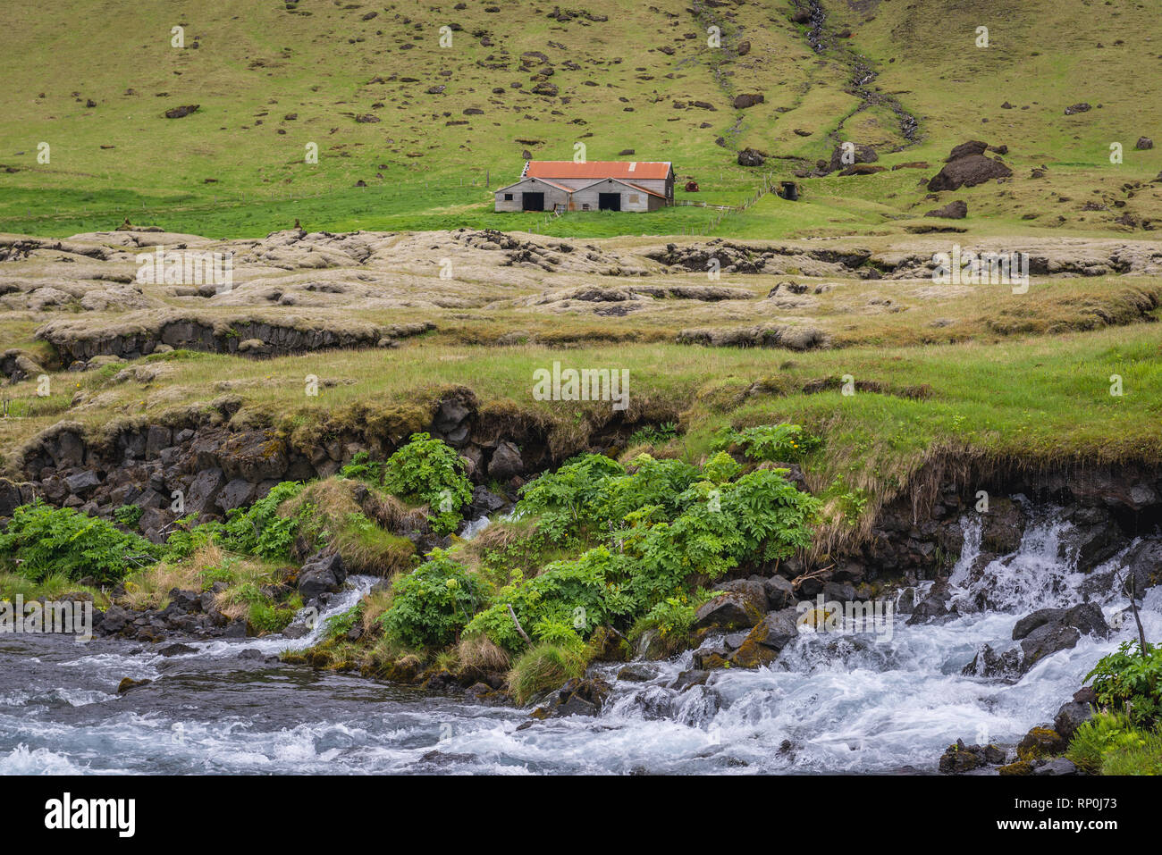 Azienda abbandonata accanto al percorso 1 nella parte sud dell'Islanda Foto Stock