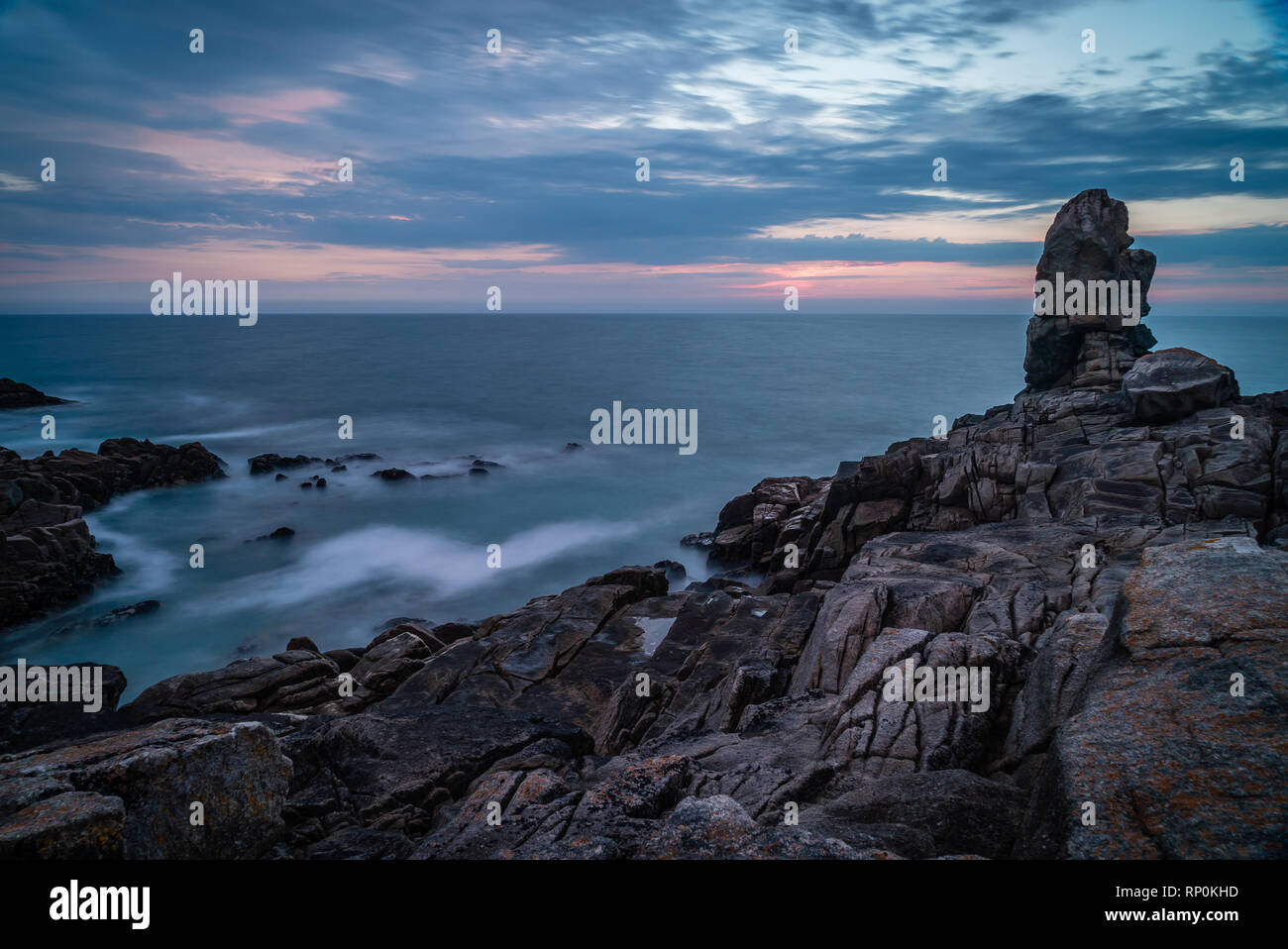La Torche al crepuscolo lunga esposizione foto di rocce e mare Foto Stock