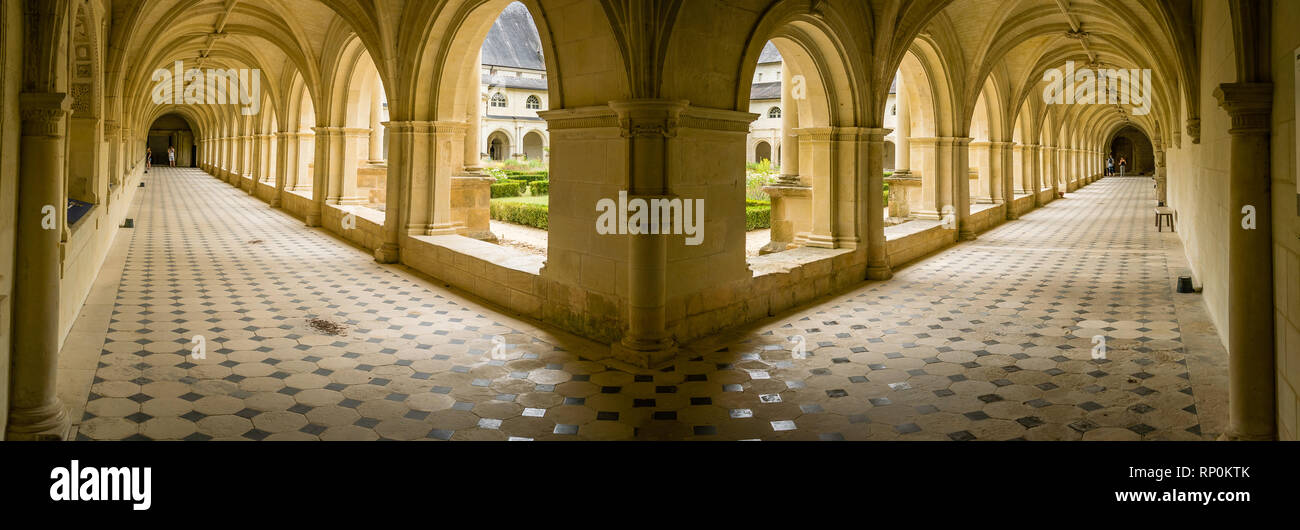Ampio panorama di portici e archi in un convento in Francia Foto Stock