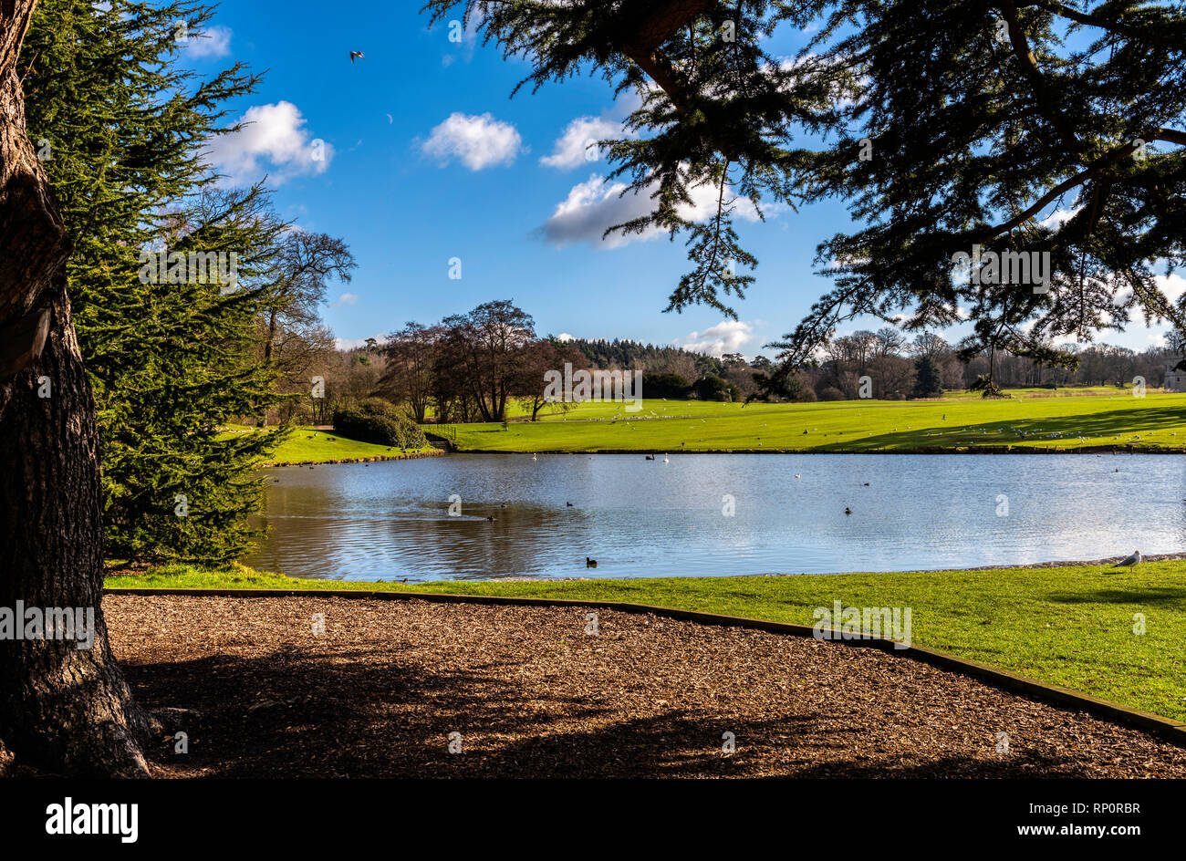 Giardini del Castello di Leeds vicino a Maidstone nel Kent visto da un sentiero locale Foto Stock