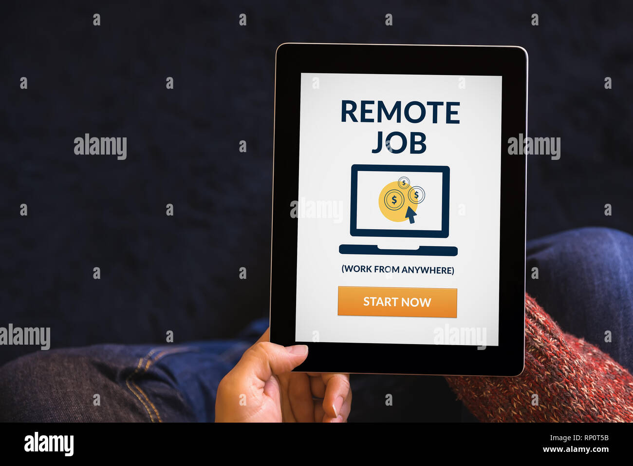 Mani tavoletta digitale computer remoto con il concetto di lavoro sullo schermo. Tutti i contenuti della schermata è progettato da me. Vista superiore Foto Stock