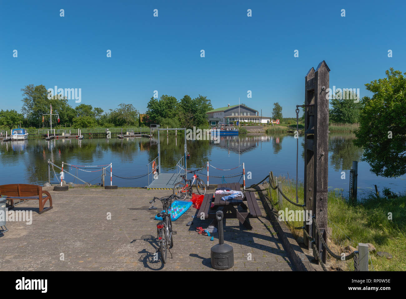 Die Faehre Hohner, traghetto attraversa il fiume Eider a Hohne, Eider-Treene-Sorge-Niederung, Tielenhemme, Dithmarschen, Schleswig-Holstein, Germania Foto Stock