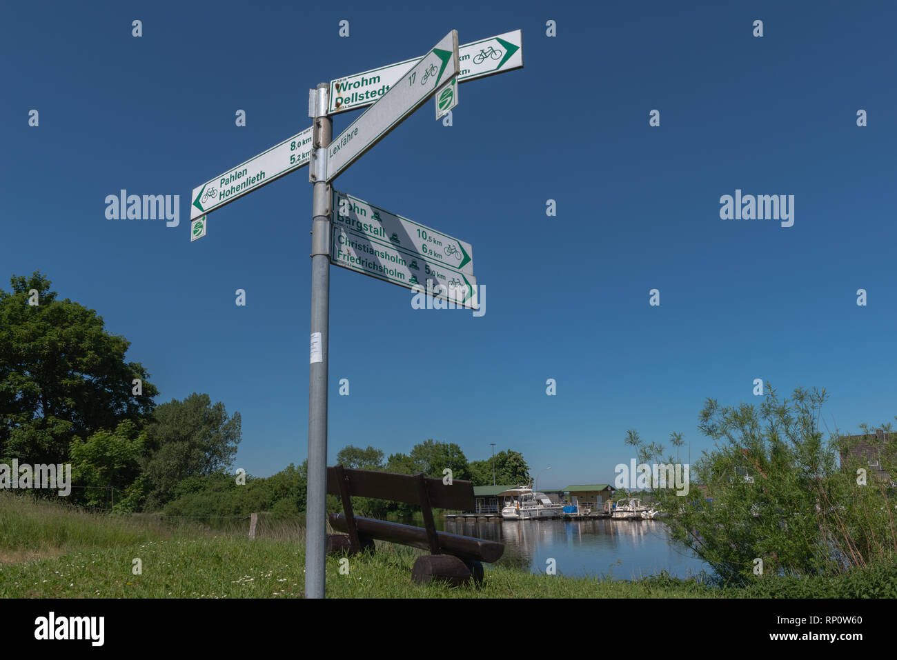 Sign-postato cyle rotte all'Eider River vicino a Hohne, Eider-Treene-Sorge-Niederung, Tielenhemme, Dithmarschen, Schleswig-Holstein, Germania Foto Stock