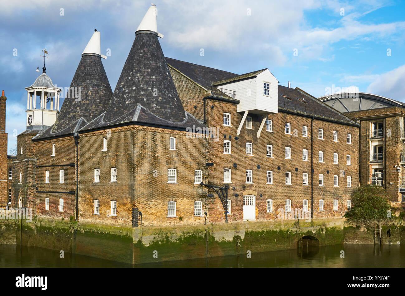 La storica tre mulini Tidal Mill sul fiume Lea a Bromley-da-Bow, East London REGNO UNITO Foto Stock