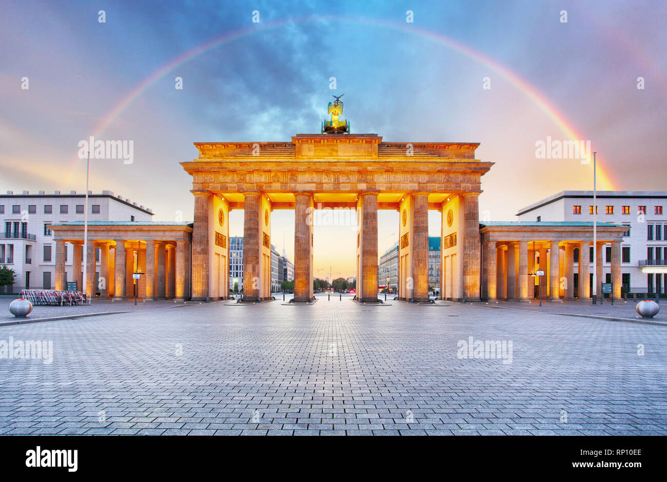 Berlin Brandenburger Gate con arcobaleno. Foto Stock