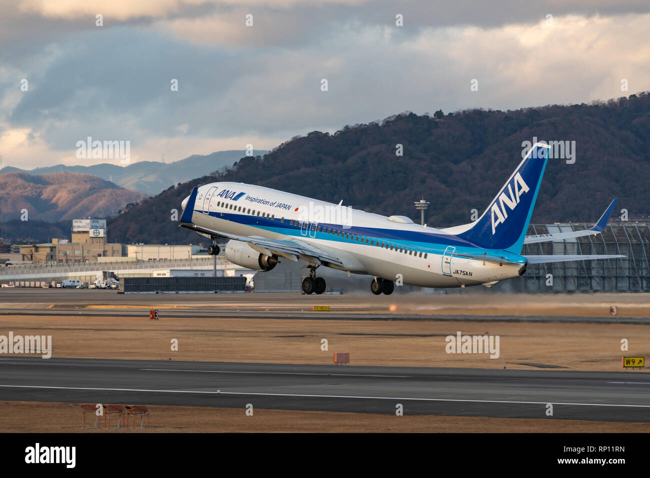 OSAKA, Giappone - GEN. 2, 2019: ANA Boeing 737-800 decollo dall'Itami dall'Aeroporto Internazionale di Osaka in Giappone. Foto Stock
