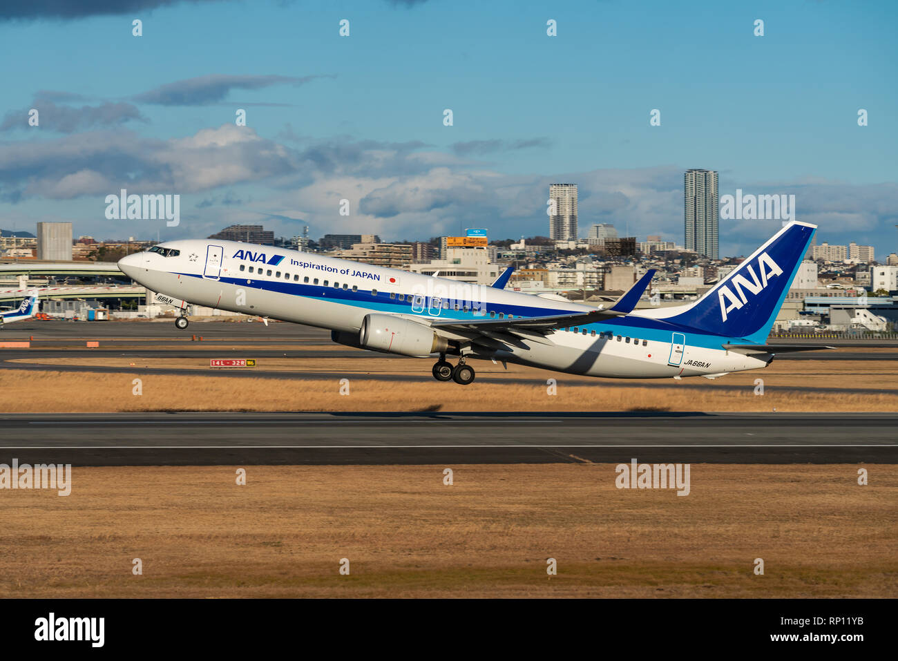 OSAKA, Giappone - GEN. 2, 2019: ANA Boeing 737-800 decollo dall'Itami dall'Aeroporto Internazionale di Osaka in Giappone. Foto Stock
