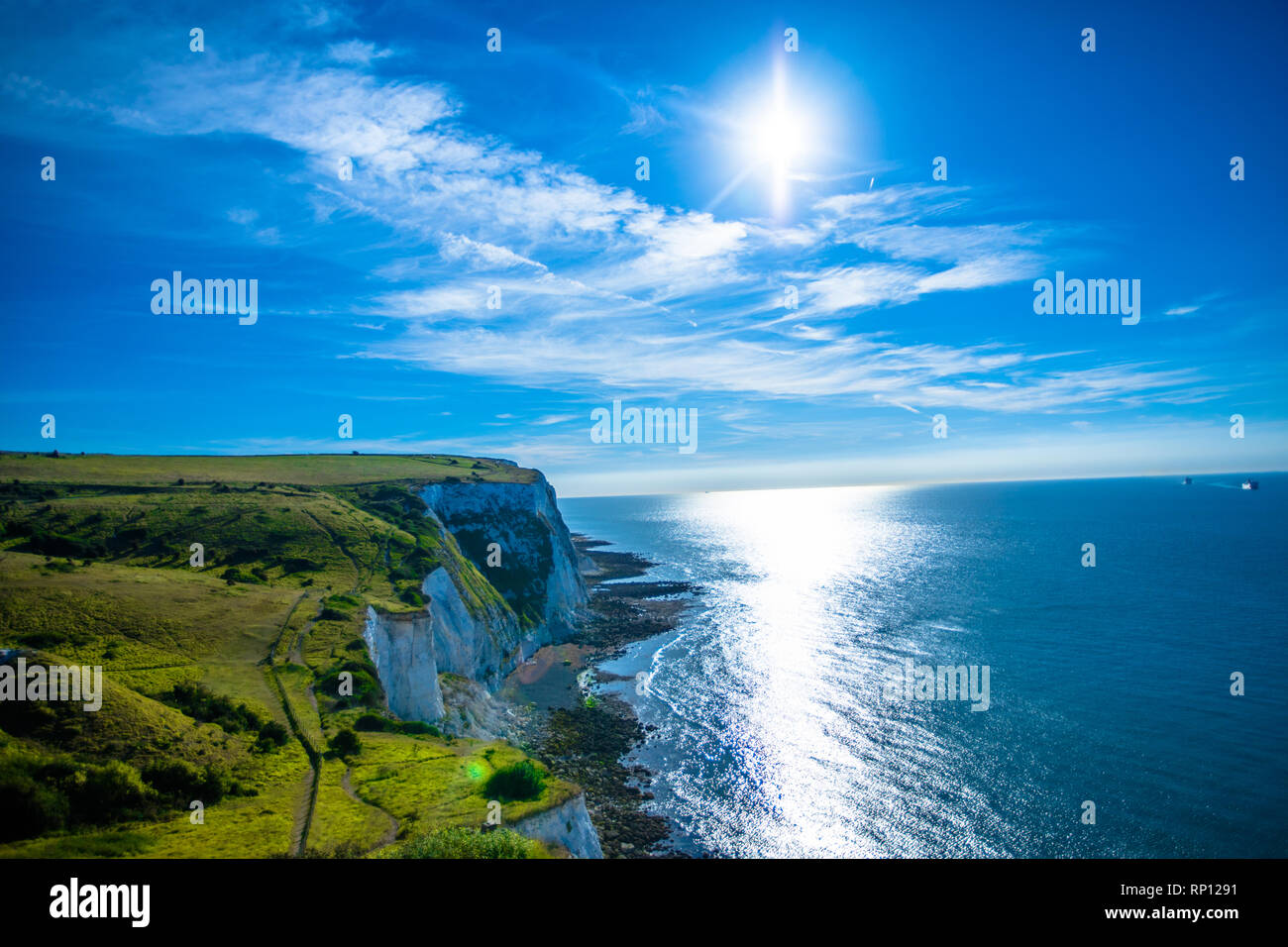 La costa di Dover sotto il sun il fascio. Foto Stock
