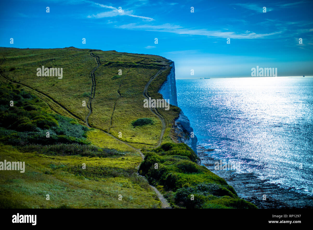 Il sole scintillante sul mare al di sotto di Dover's scogliere. Foto Stock