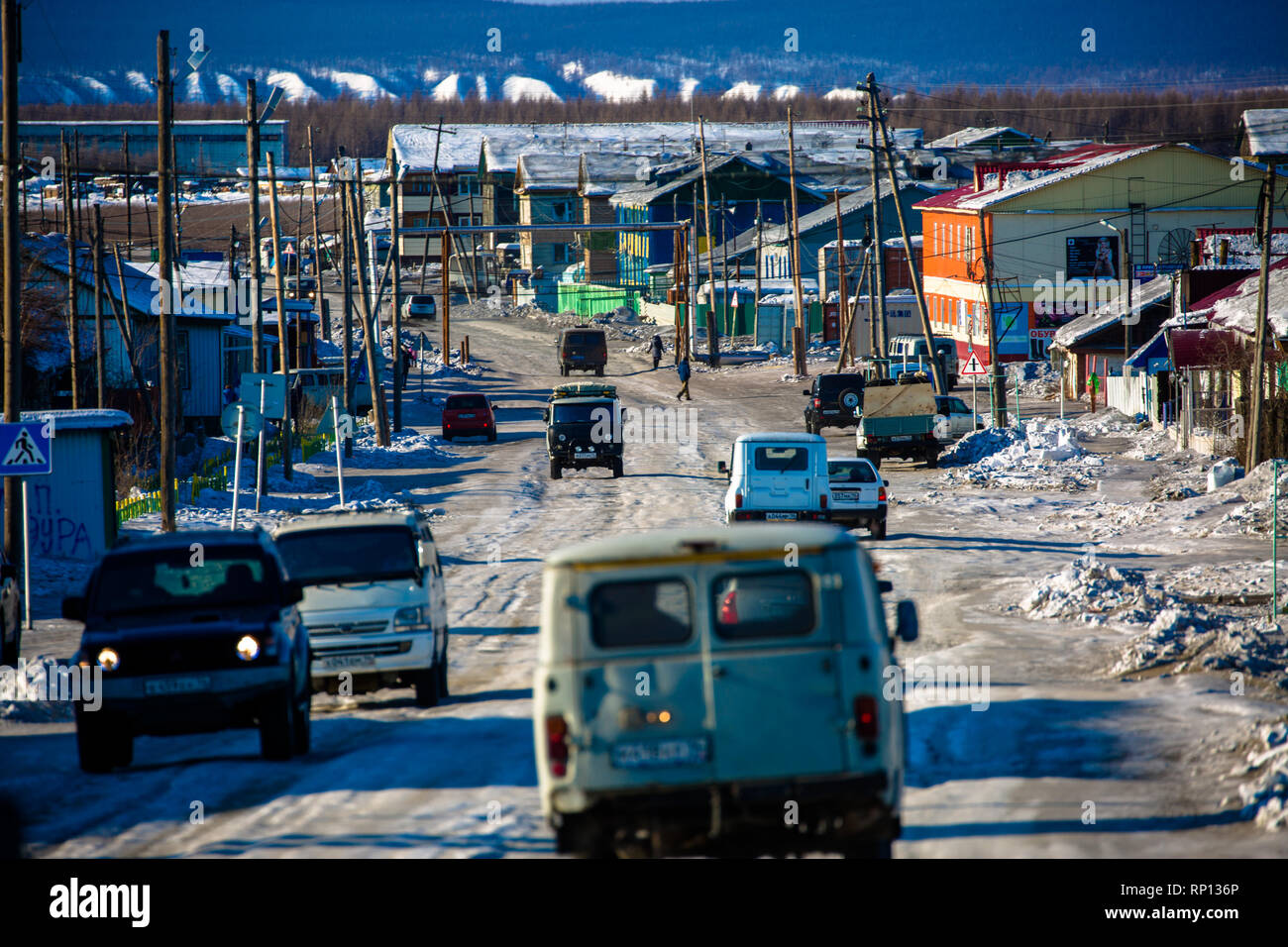 La sua mattina e la scuola corrono nel centro di Batagay, Russia Foto Stock