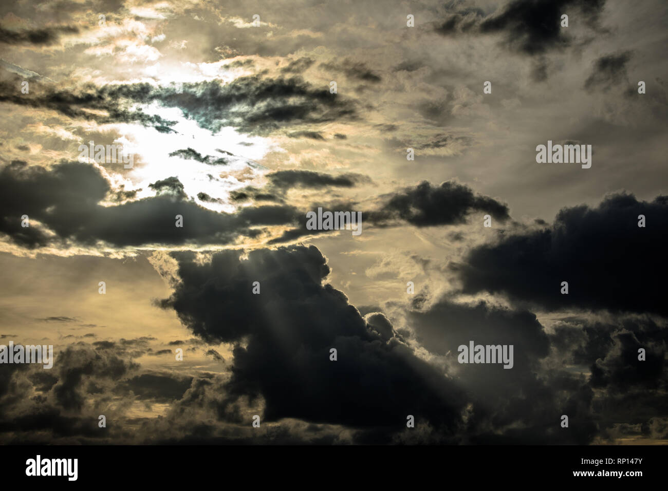 Il sole raggiante attraverso il cielo velato/. Foto Stock