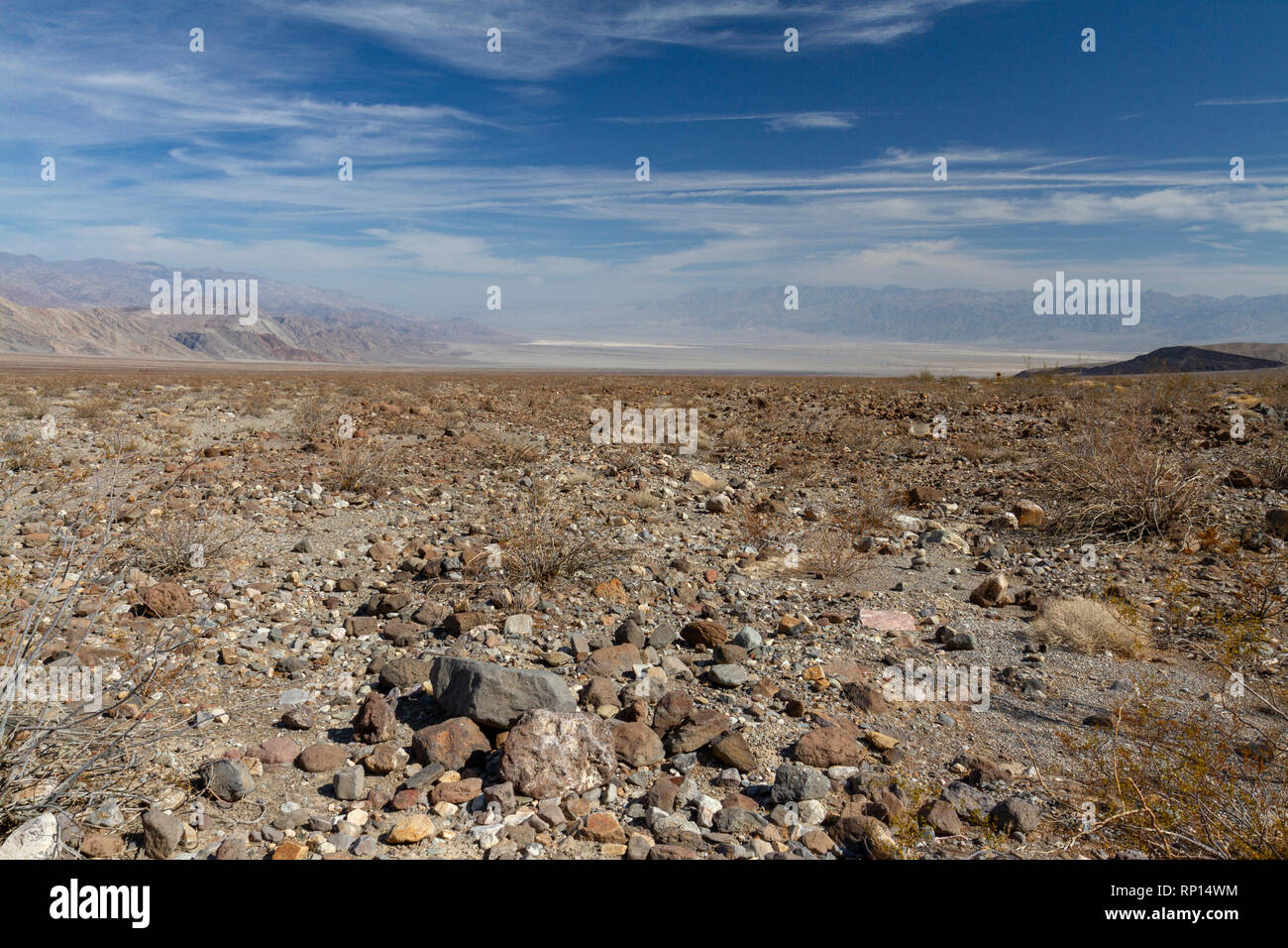 Vista nord sulla California State Route 190 giù nella valle della morte da emigrante area campeggio, il Parco Nazionale della Valle della Morte, CA, Stati Uniti. Foto Stock