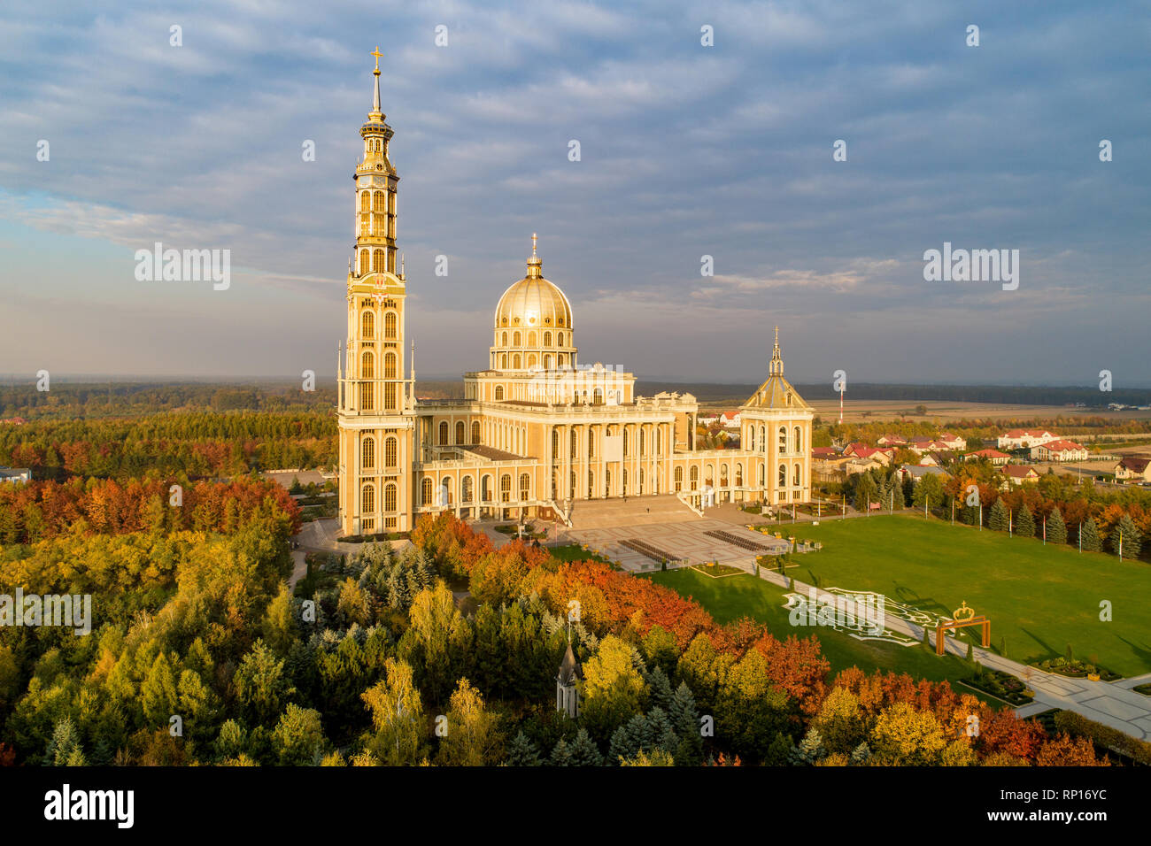 Santuario e Basilica di Nostra Signora di LicheÅ" nel piccolo villaggio Lichen. La più grande chiesa in Polonia, uno dei più grandi del mondo. Famoso cattolico Foto Stock